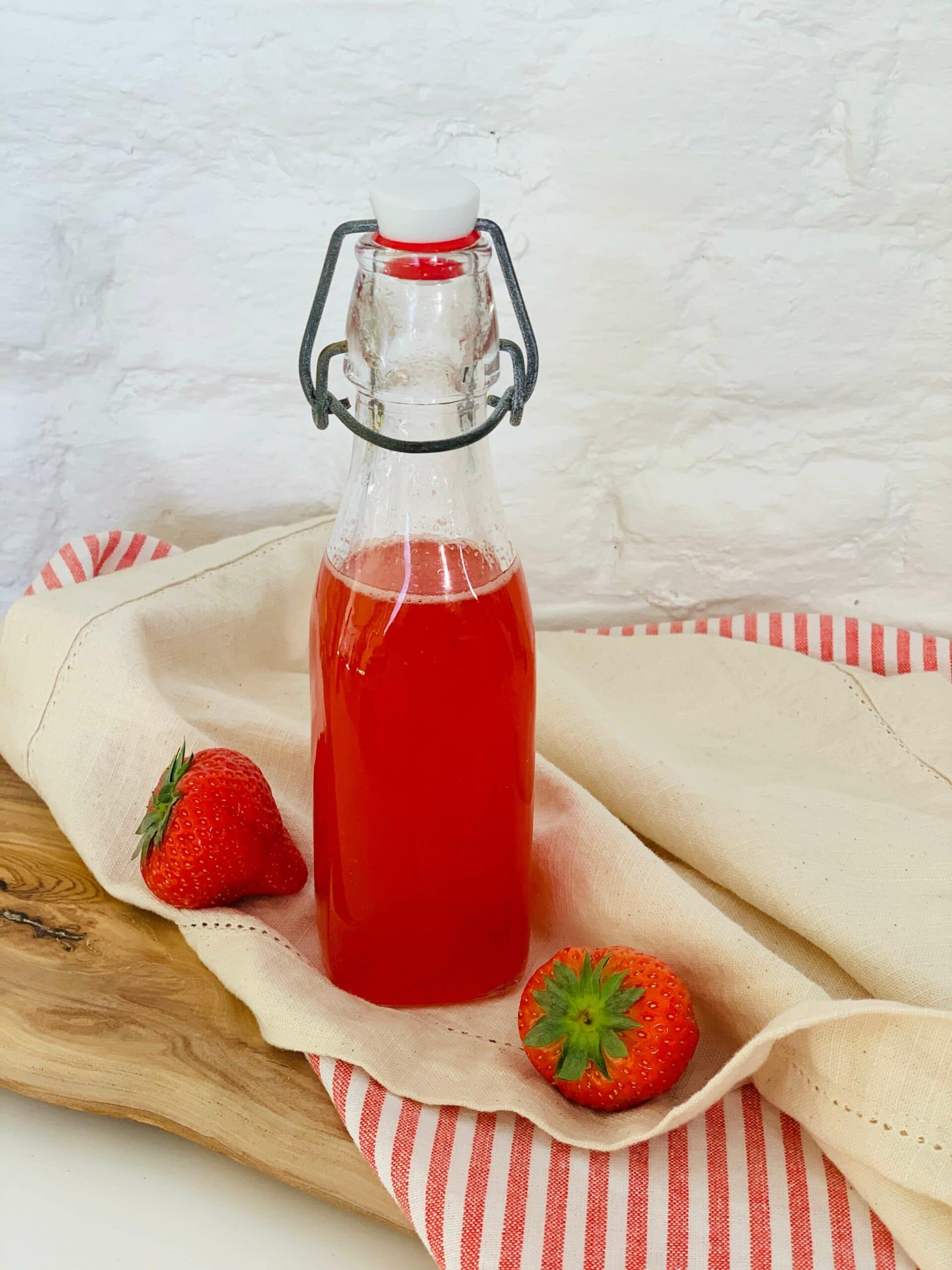 Sirop de queues de fraises • Leslie en Cuisine