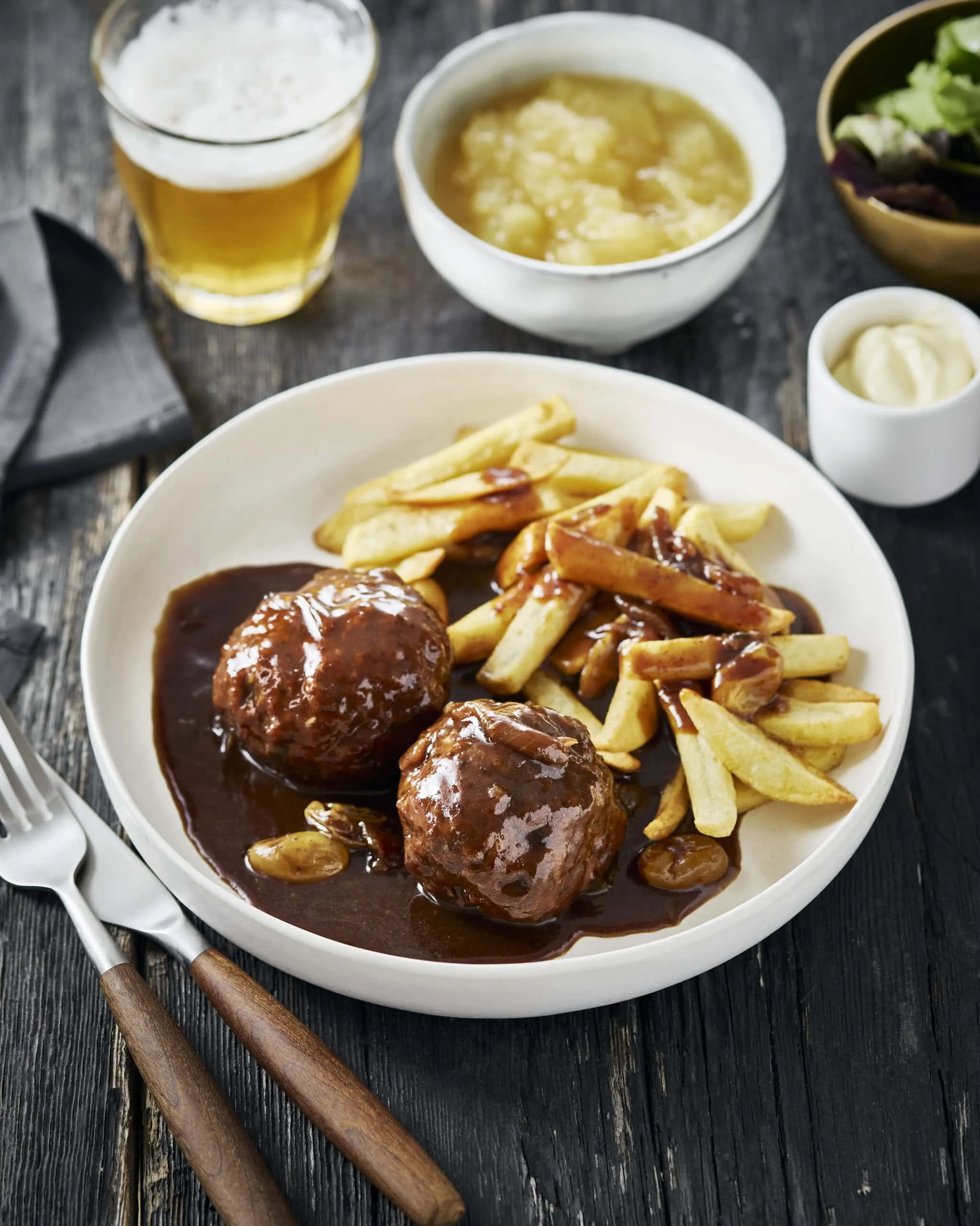 Boulets sauce lapin, frites et compote