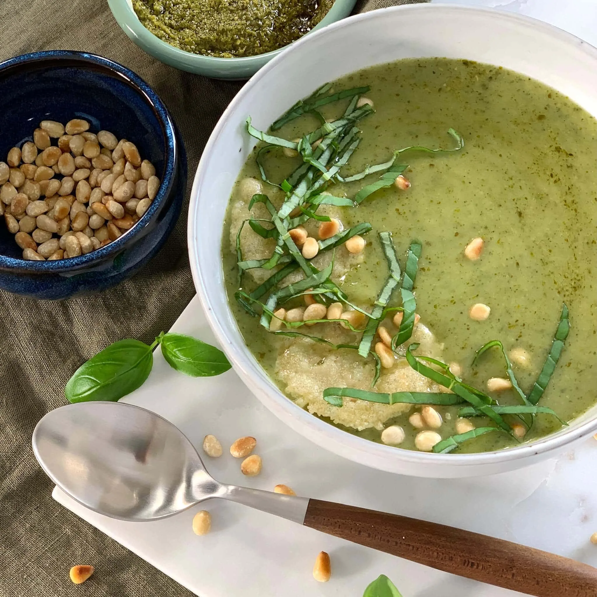 Soupe de courgettes au pesto de basilic, tuile de Parmesan et pignons de pin