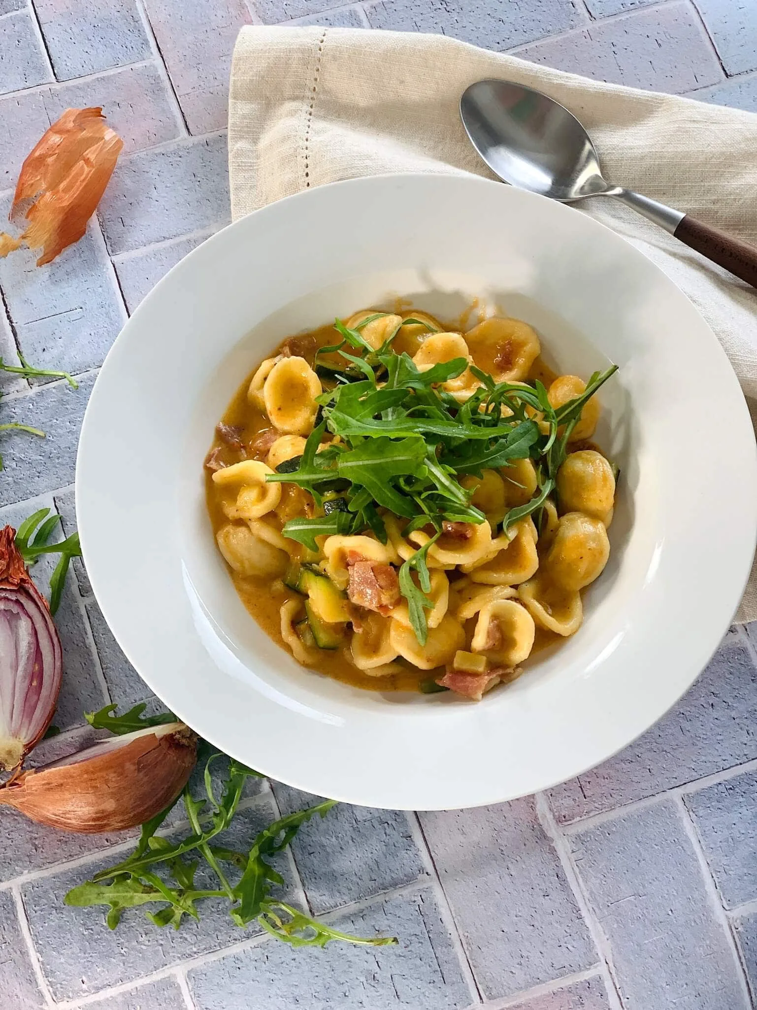 Orrechiette, pesto de tomates, chèvre, courgettes et roquette