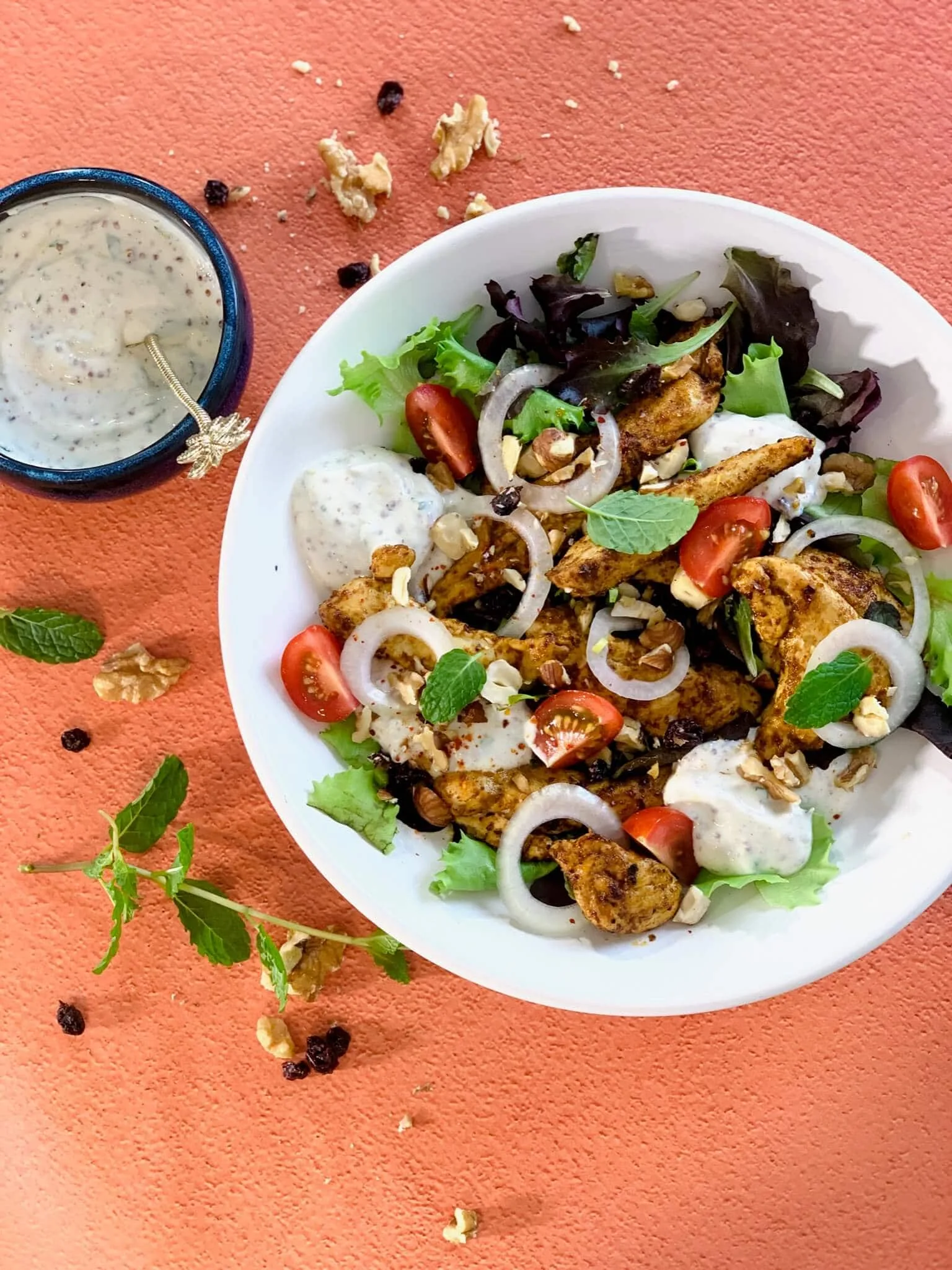 Salade d’aiguillettes de poulet, sauce yaourt paprika et cumin