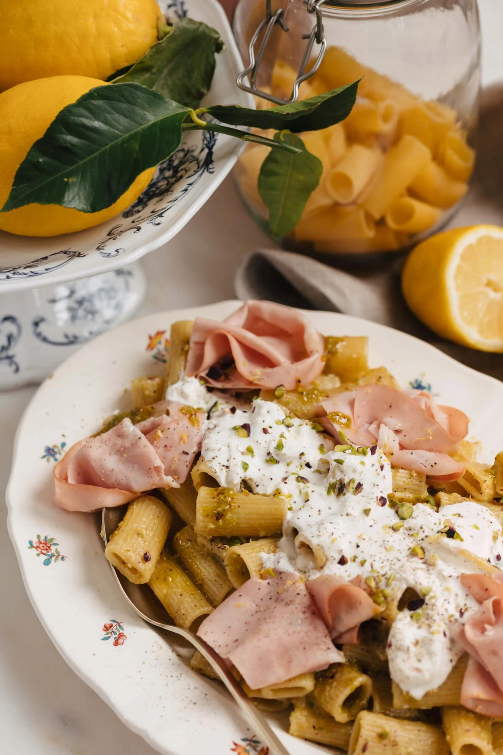 Rigatoni crème de pistache, Mortadella Bologna IGP, burrata et zestes de citrons