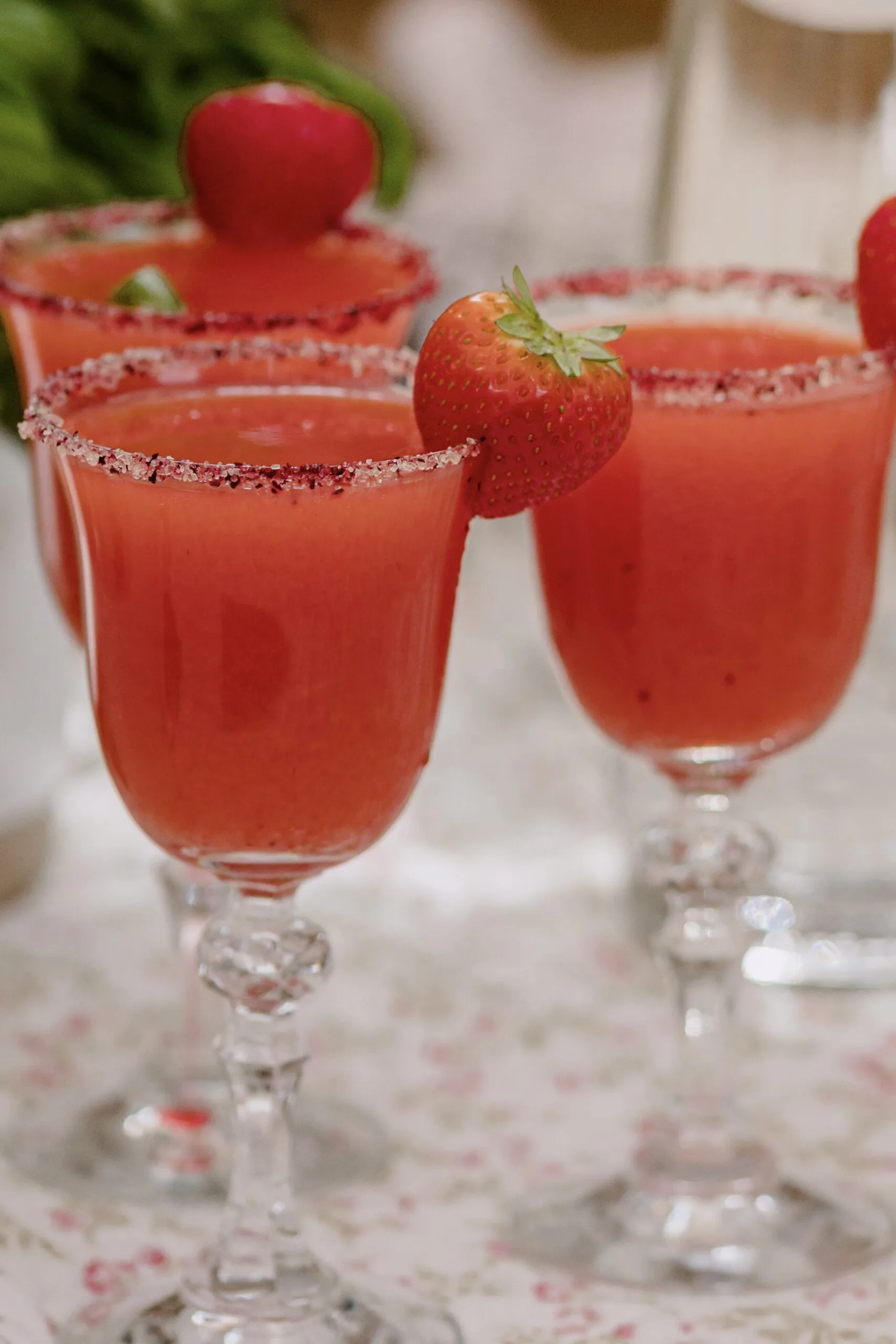 Mocktail hibiscus, fraises et basilic