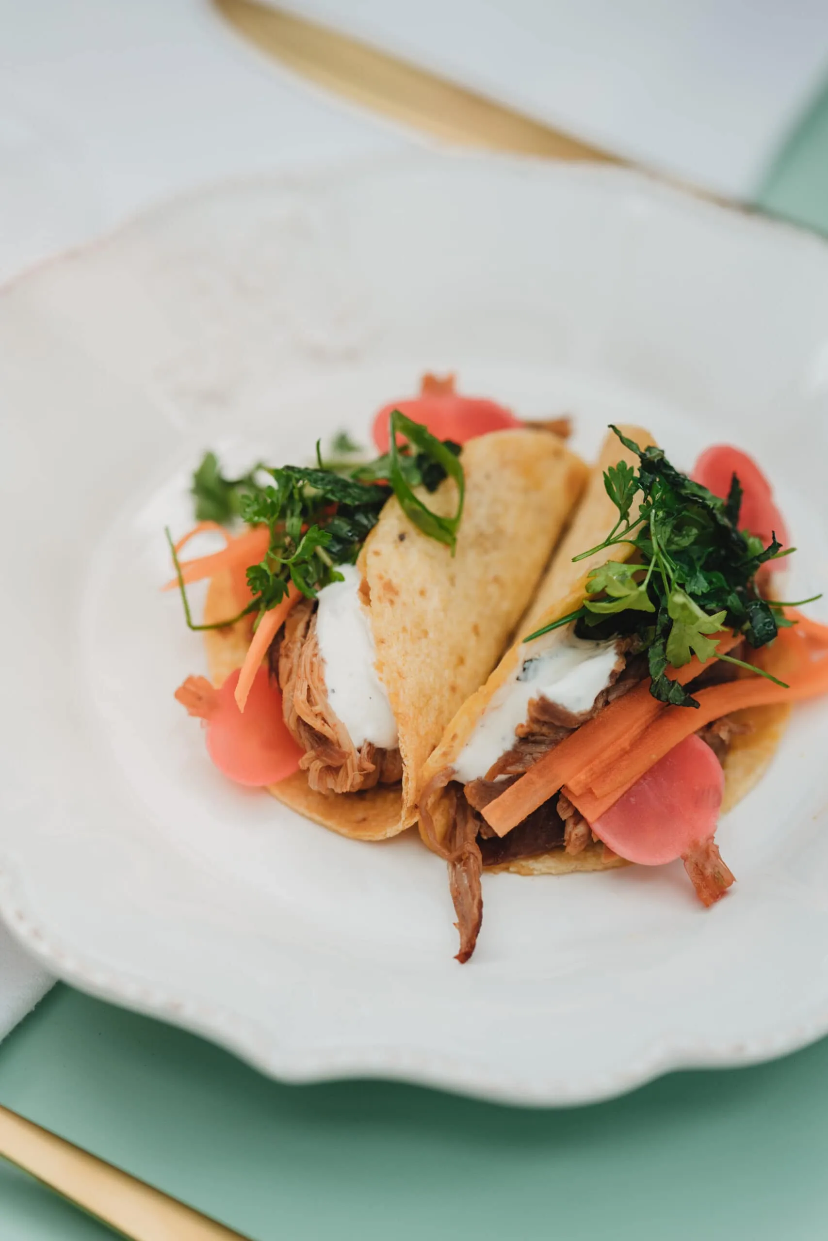 Tacos d’agneau confit, pickels et salade d’herbes￼