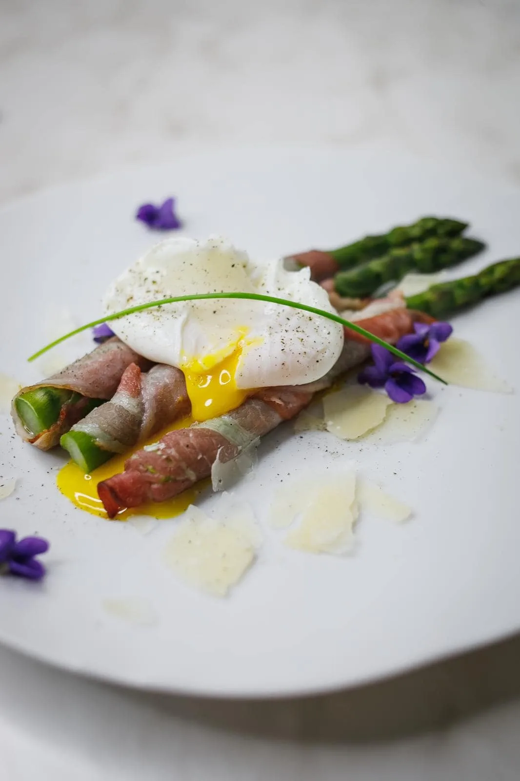 Asperges vertes et lard croustillant