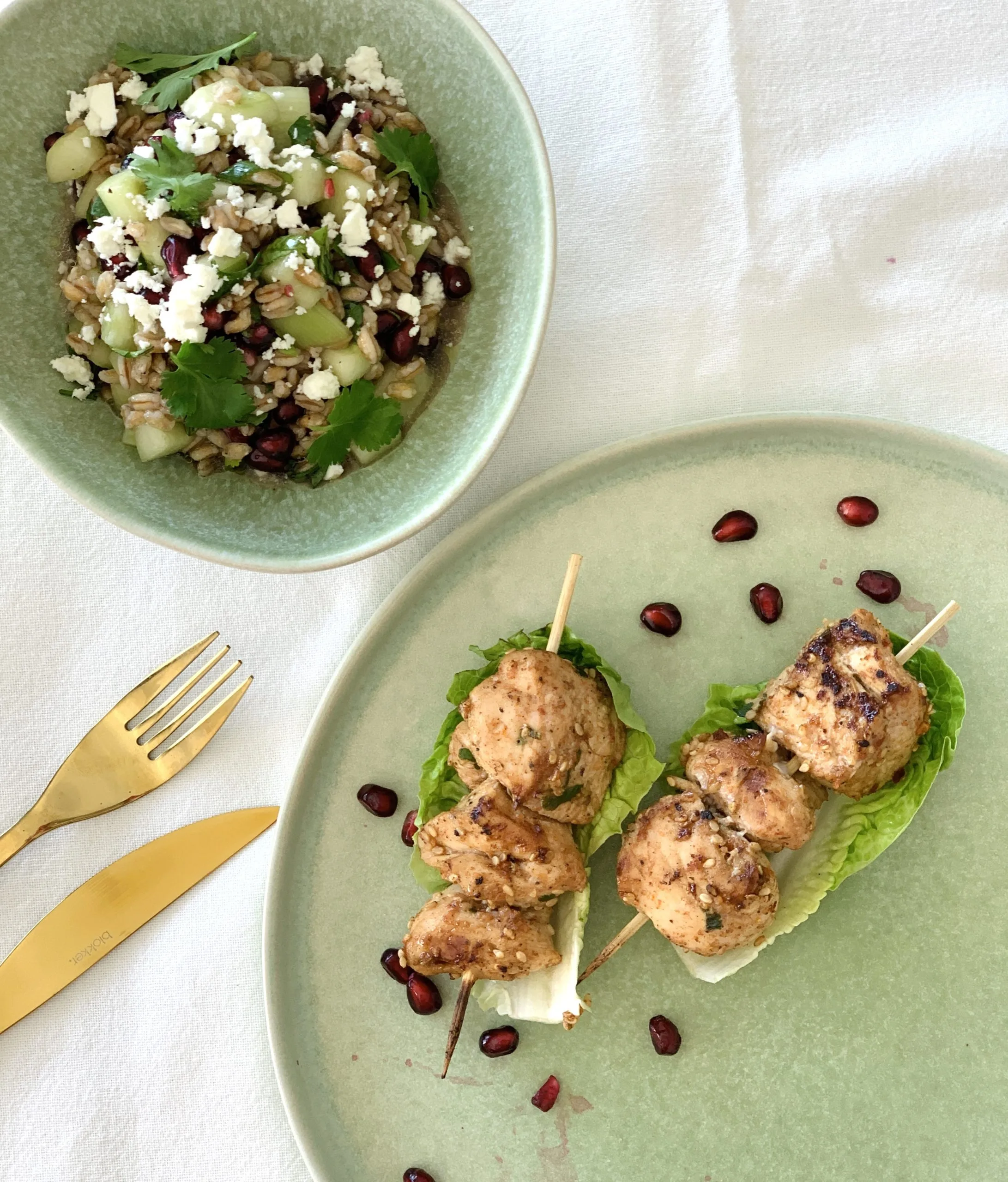Brochettes de poulet mariné et salade croquante