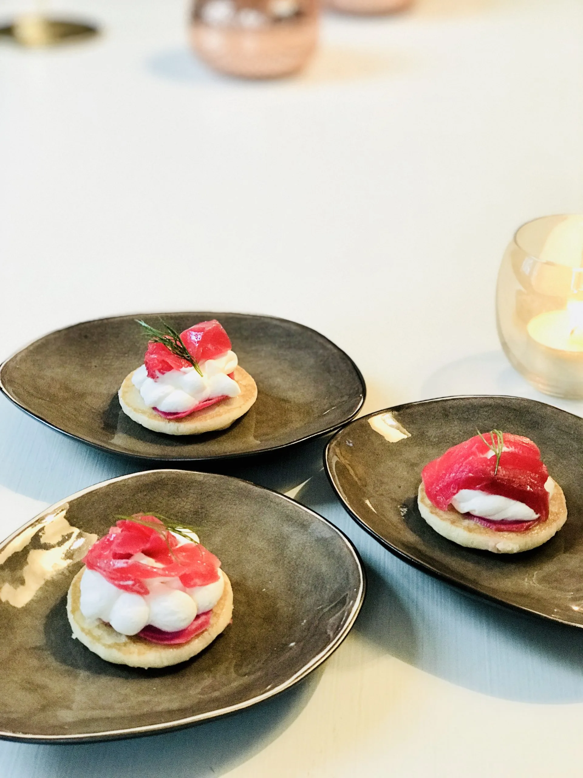 Blini Saumon à la betterave Petrossian – Crème de chèvre et Chioggia