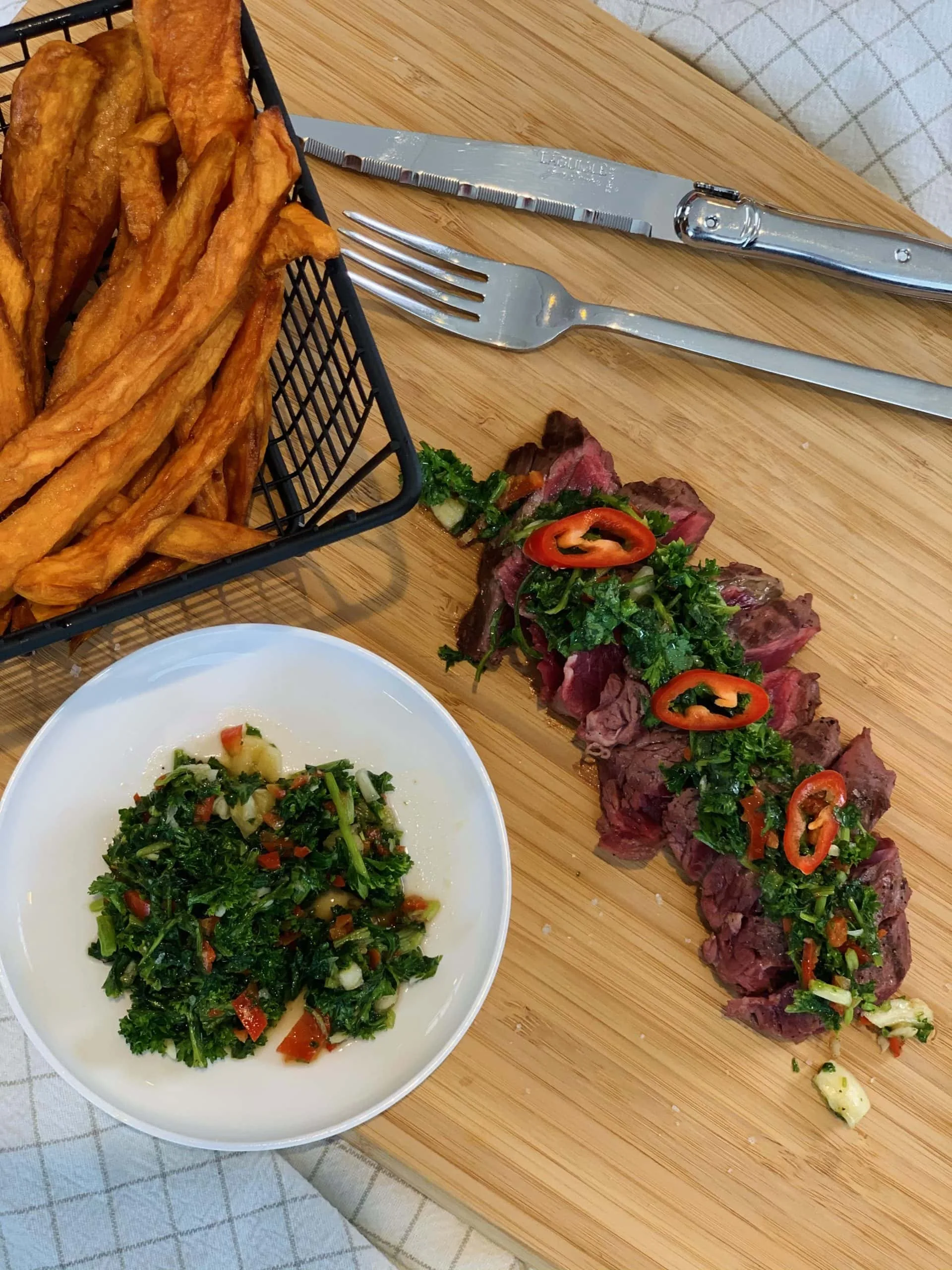 Bavette de boeuf sauce chimichurri et patates douces