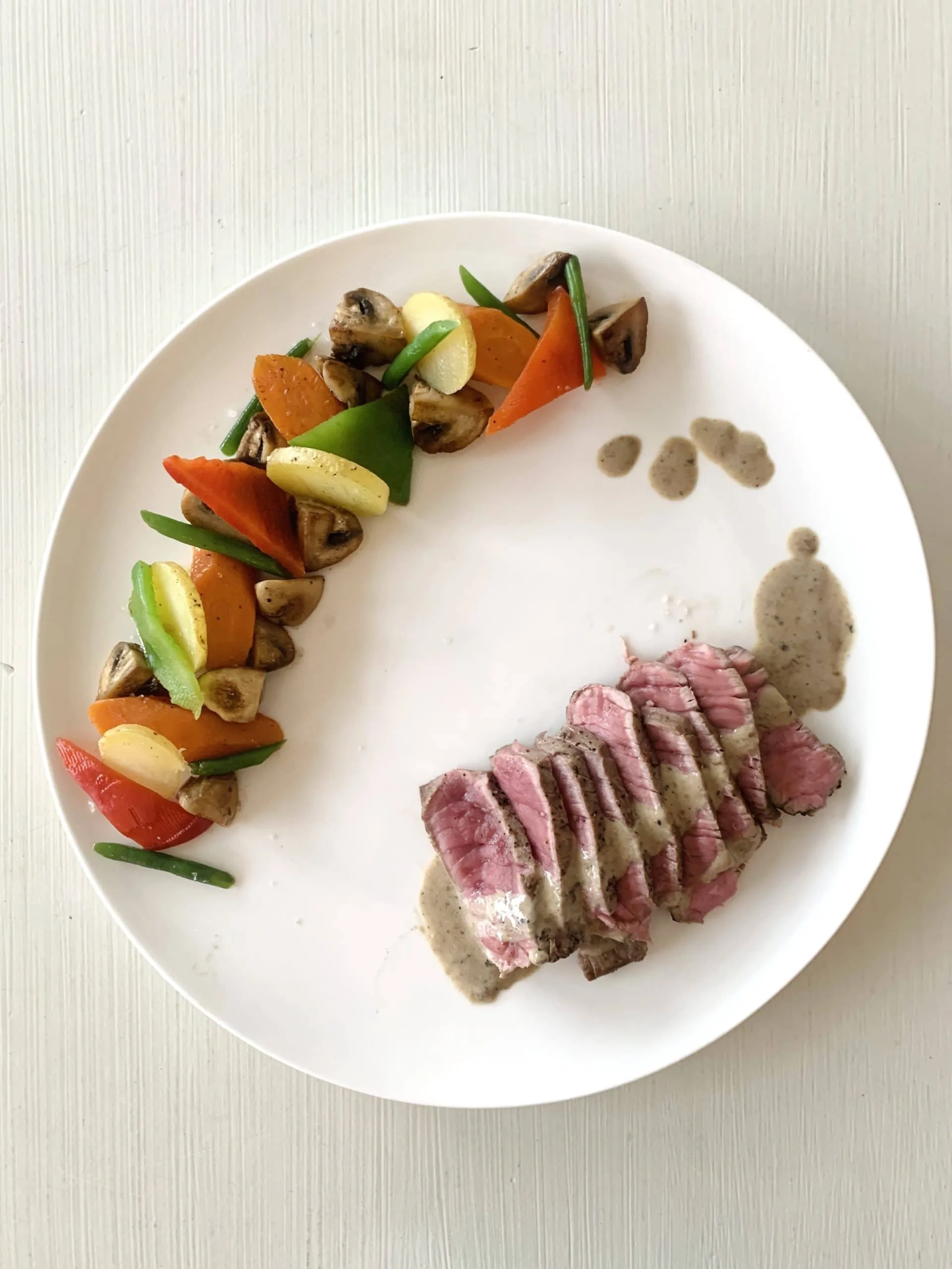 Roulé de bœuf aux petits légumes, pommes de terre en éventail