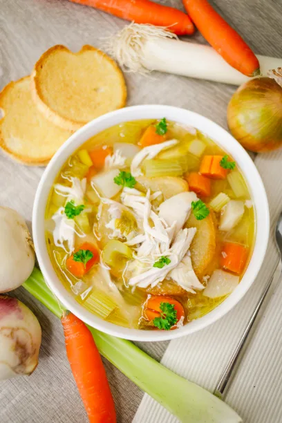 Bouillon de poule aux petits légumes