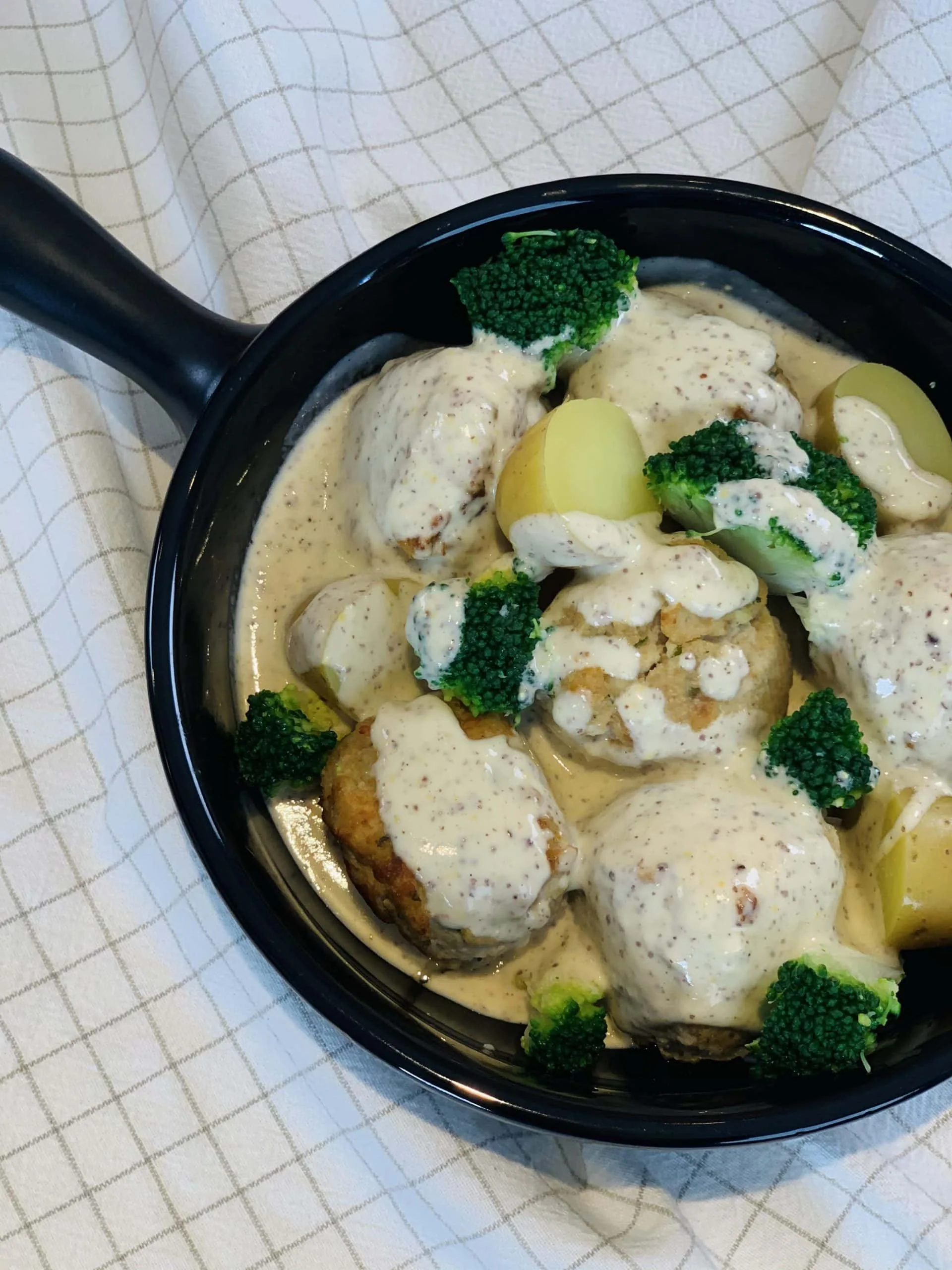 Boulettes de volaille sauce crème moutarde – brocoli – pommes de terre grenaille