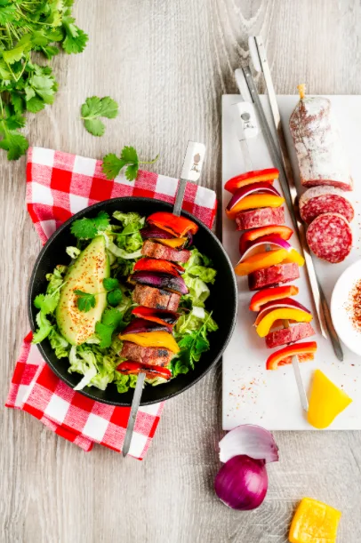 Brochettes de Cacciatore AOP, poivrons et oignons rouges