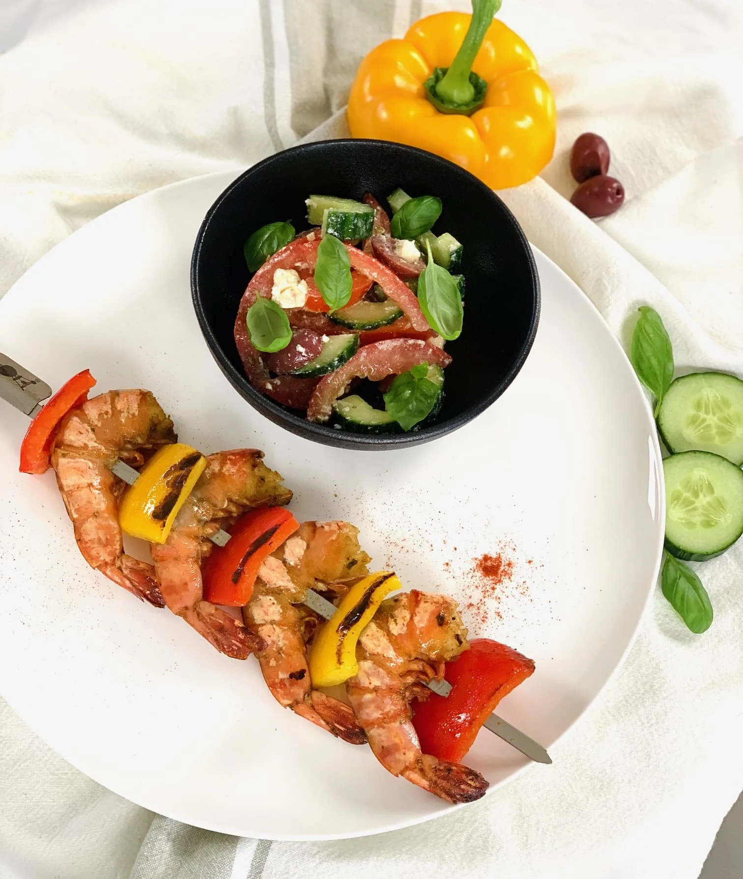 Salade Grecque et brochette de scampis grillés