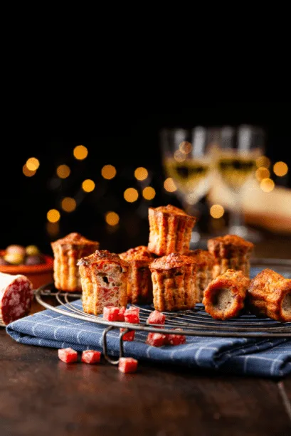 Mini Cannelés Salame Cacciatore AOP, olives noires et parmesan