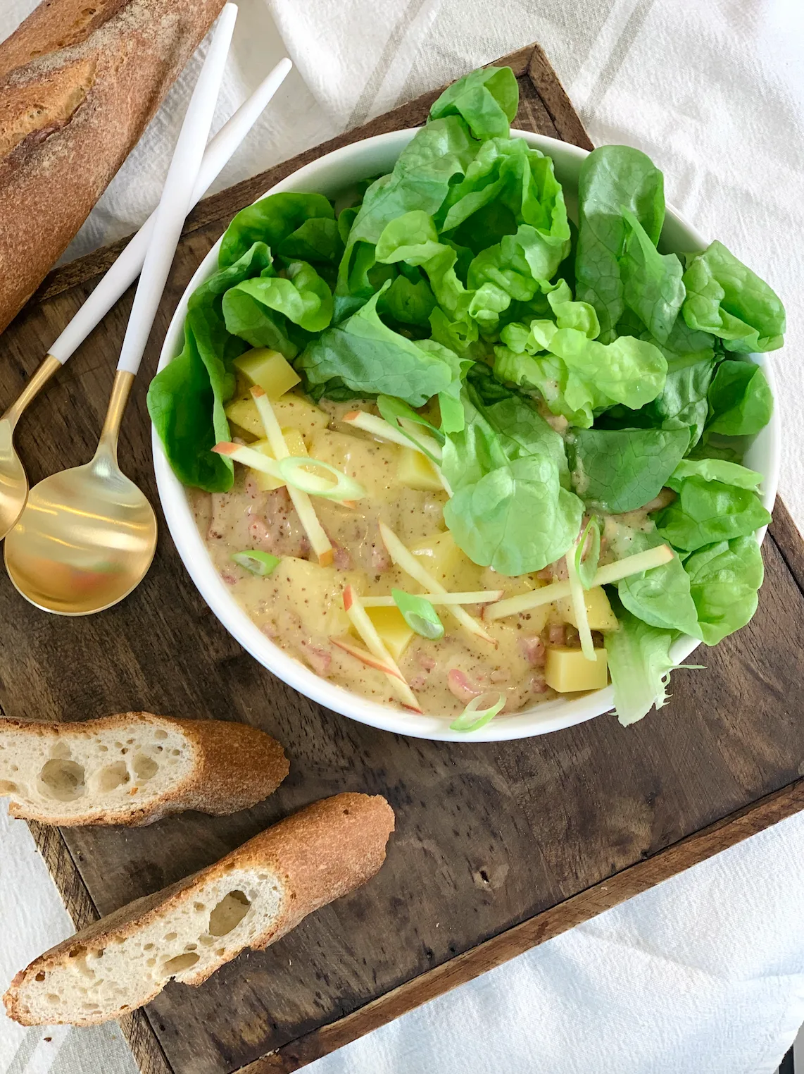 Frisée lardon, pomme, Emmental et moutarde à l’ancienne