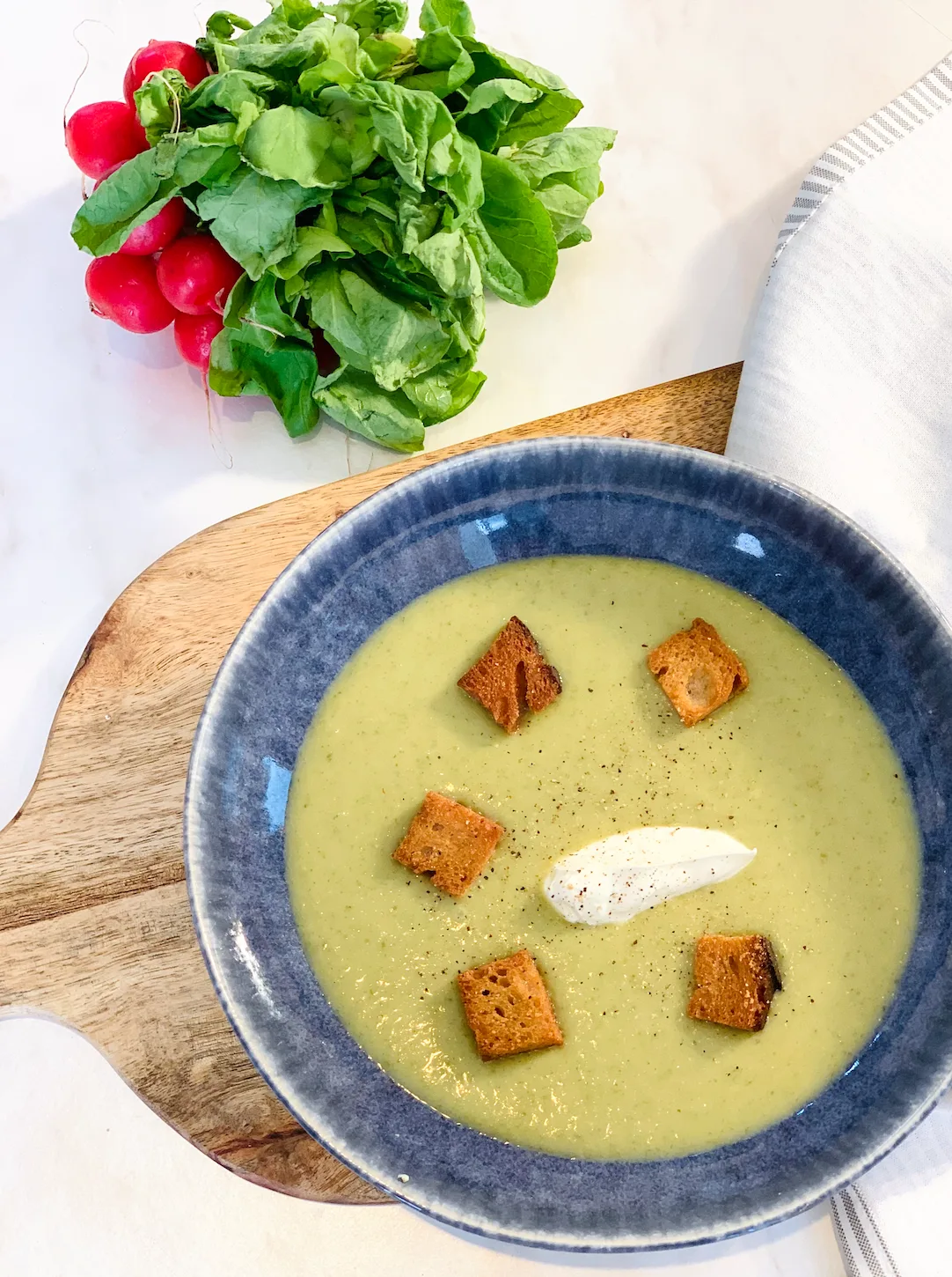 Soupe de fanes de radis, croûtons et crème épaisse