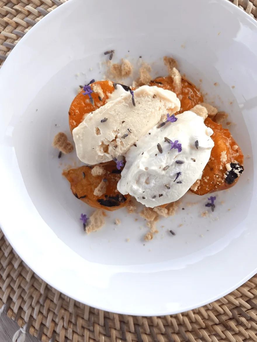 Abricots rôtis et crème de lavande