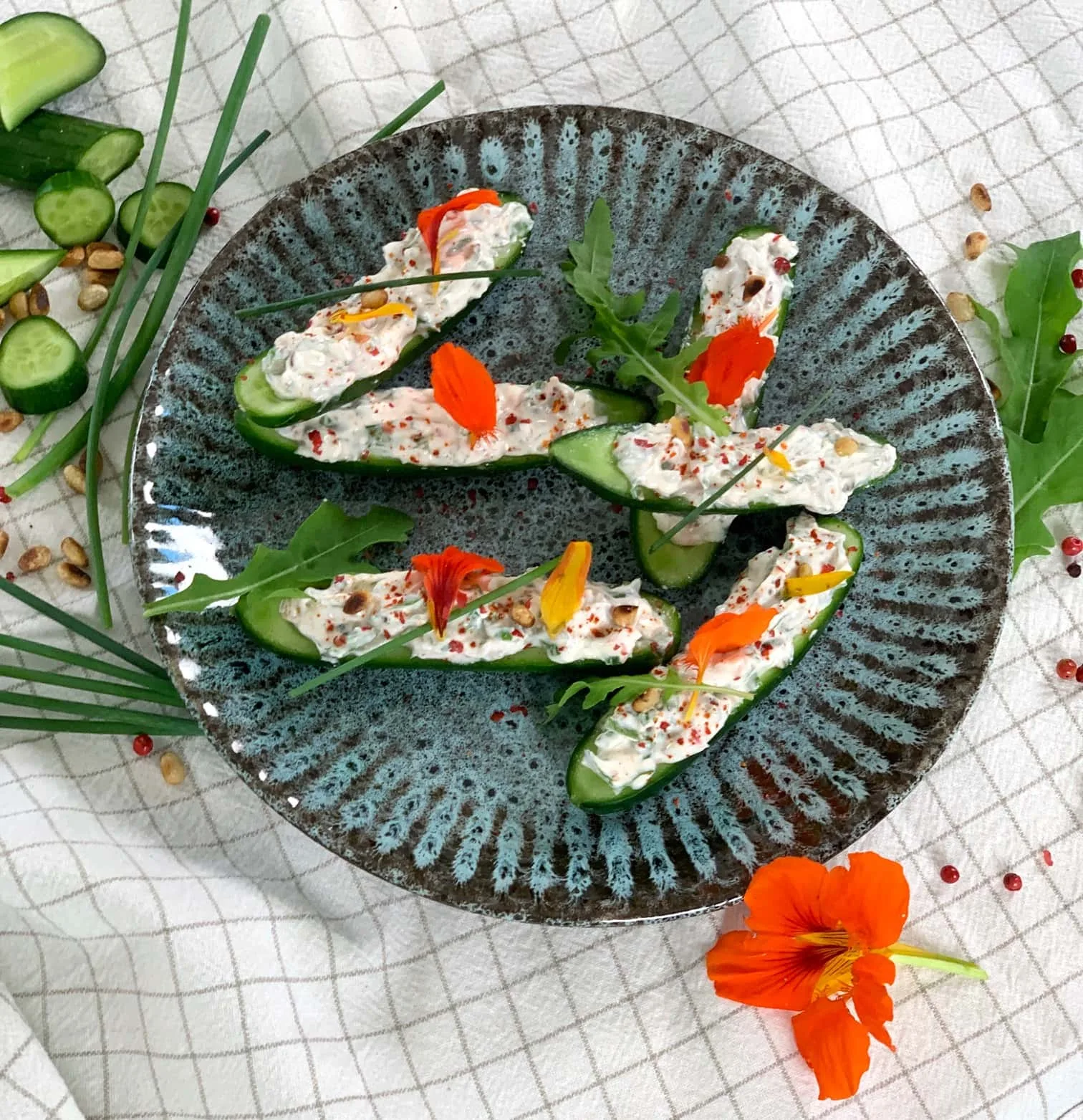Concombres farcis au fromage de chèvre, poivre rose, roquette et pignons de pin