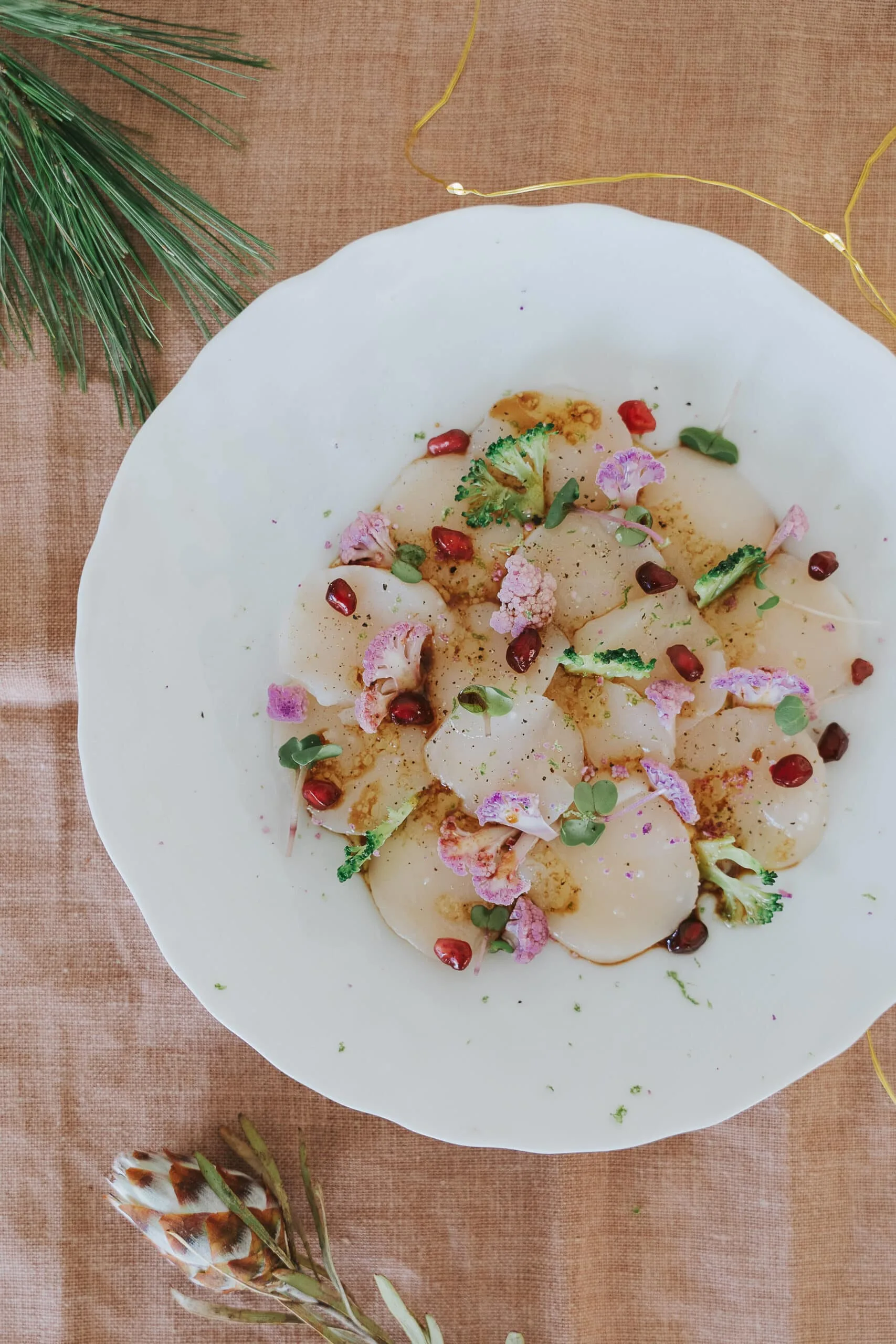 Carpaccio de Saint-Jacques, chou-fleur et grenades
