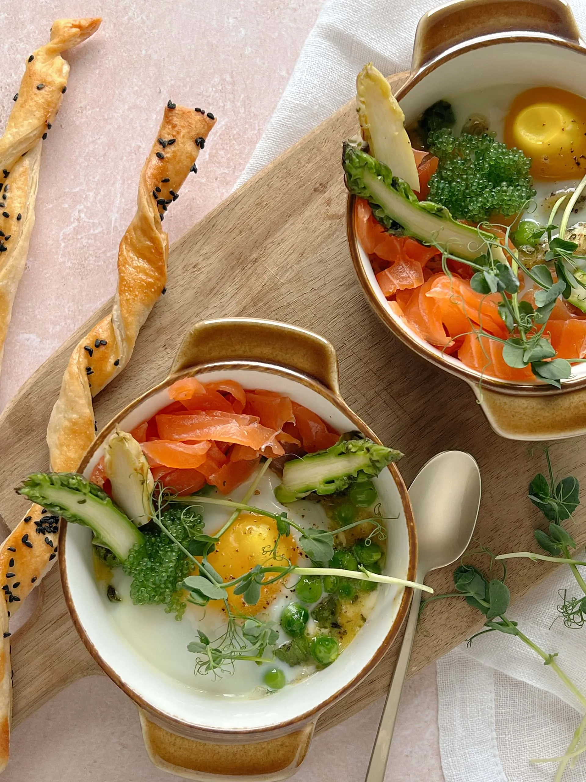 Oeufs cocotte, asperges vertes et petits pois 