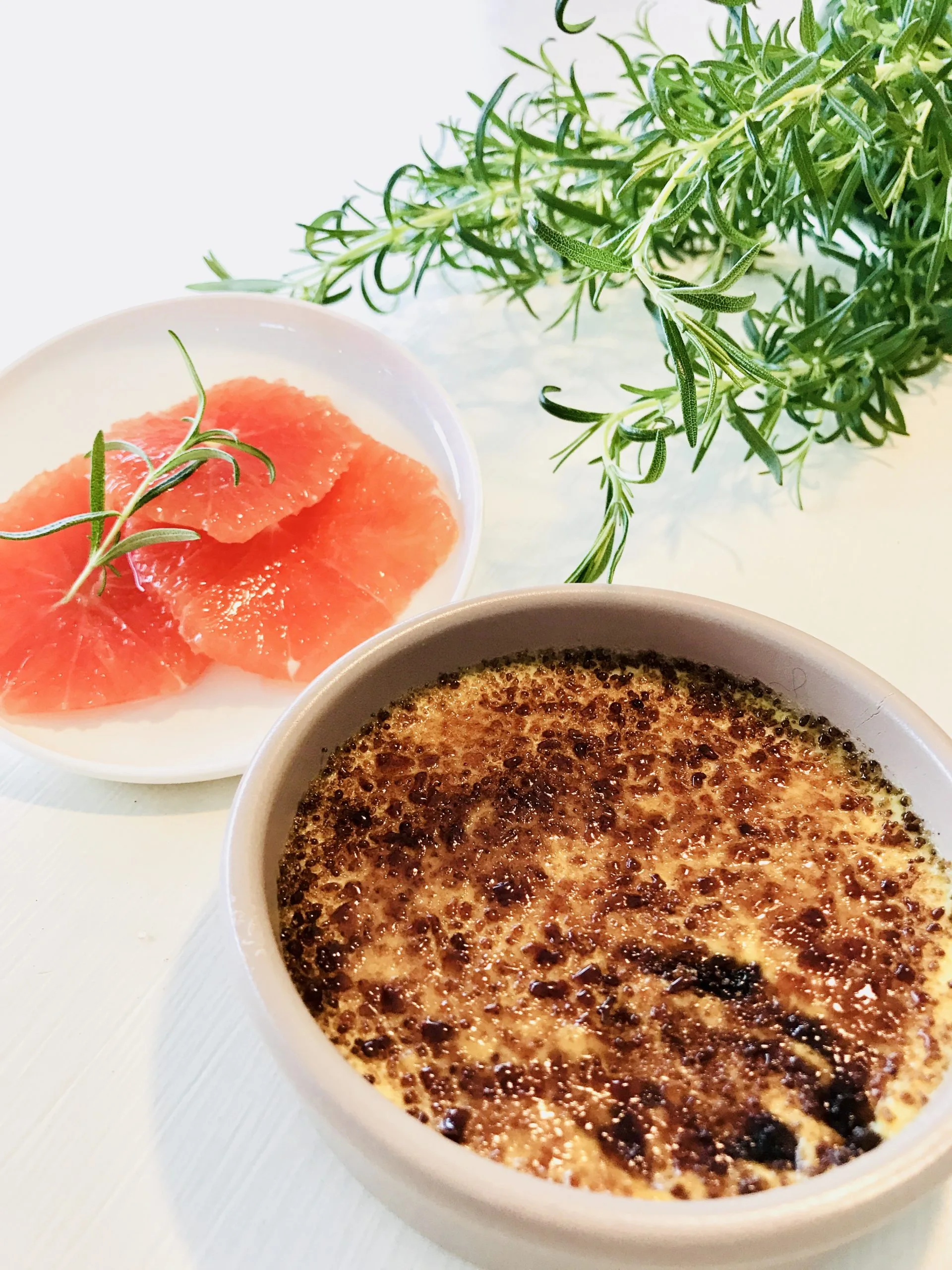 Crème brûlée aux amandes effilées – Salade d’oranges sanguines au Romarin