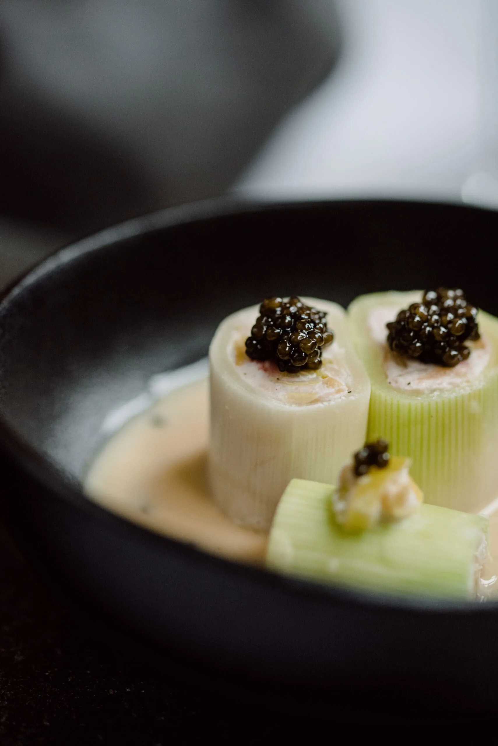 Cannelloni de poireaux, pancetta, chèvre & caviar