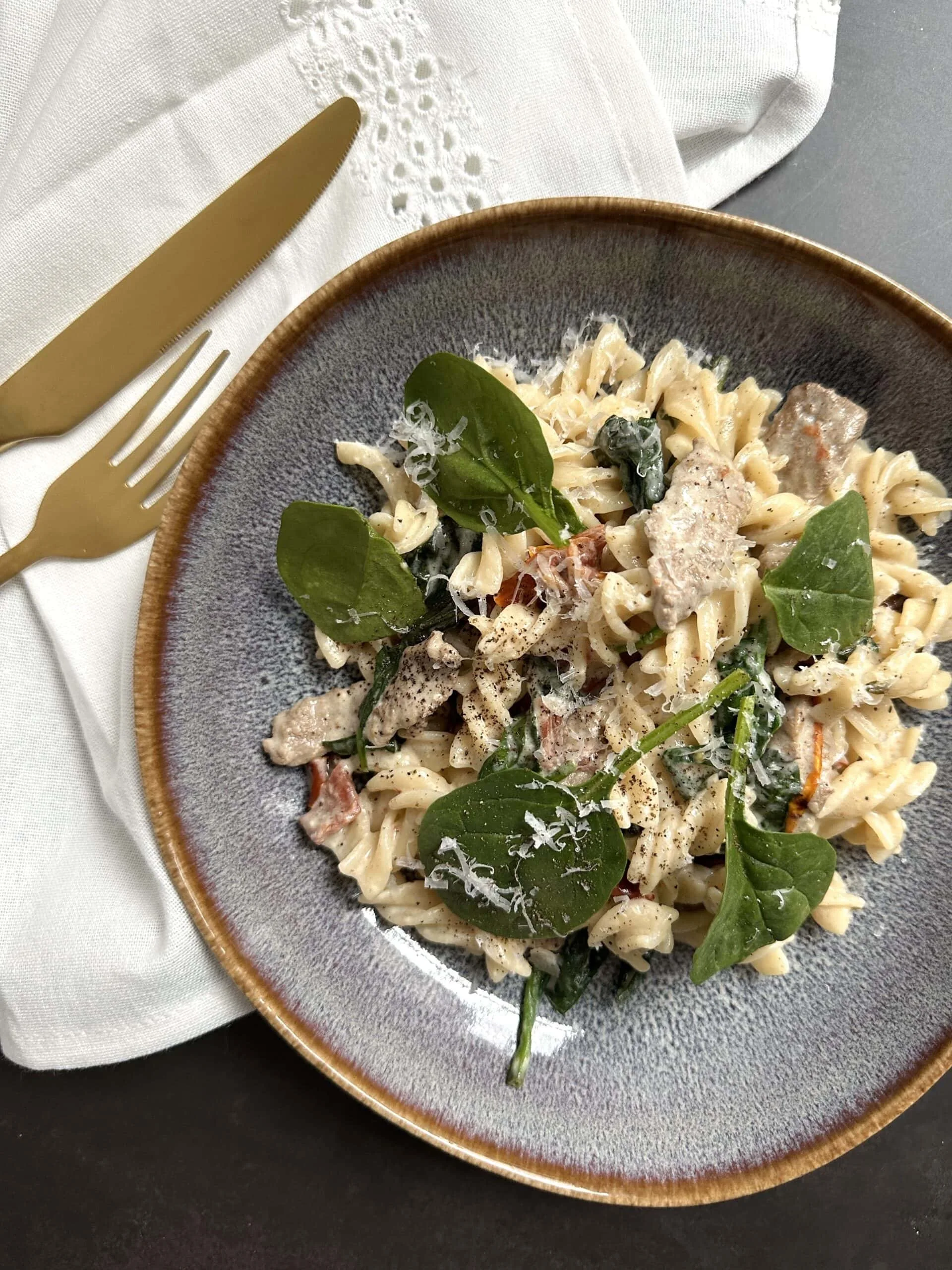 Fusili sauté de veau, crème de feta et tomates séchées