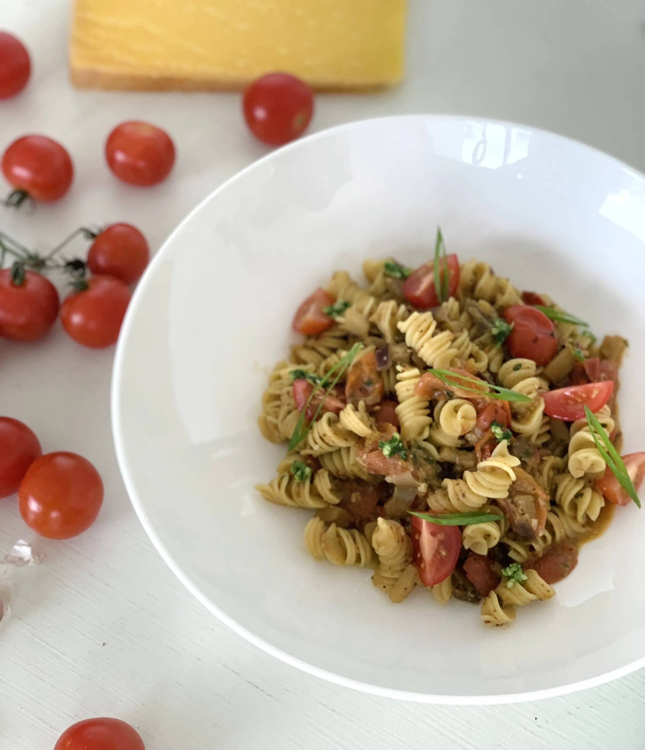 Fusilli aux tomates cerises, aubergines et pâte d’amande