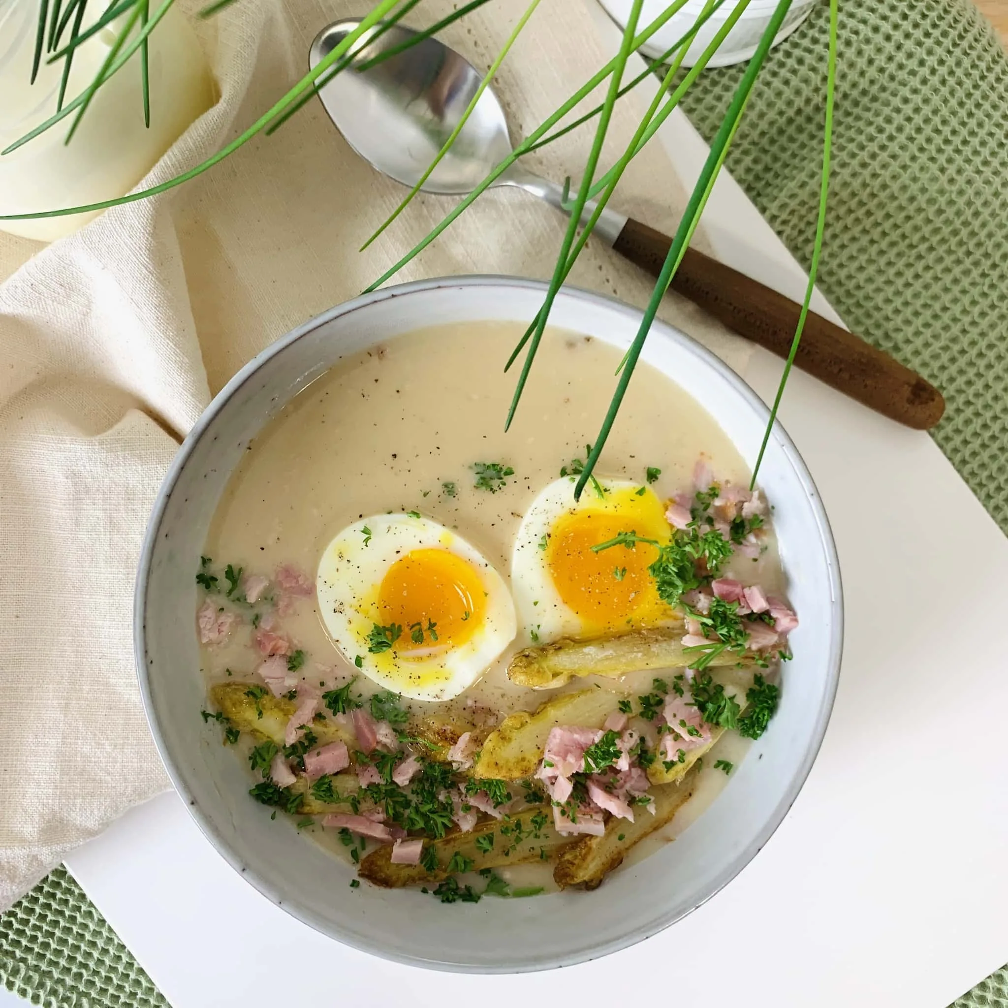 Velouté d’asperges blanches, oeuf mollet et émincé de jambon