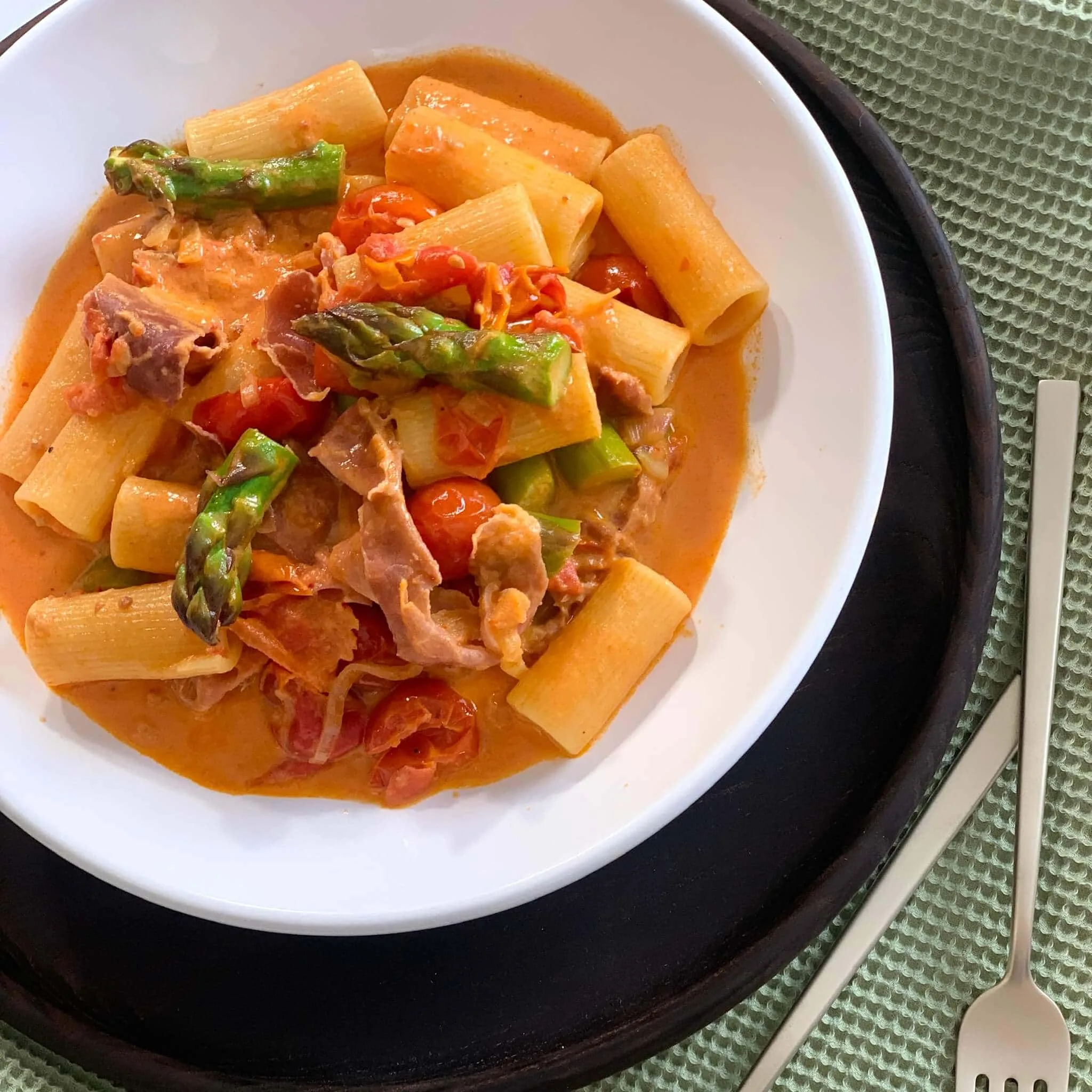 Rigatoni, asperges vertes, tomates cerises et Parme