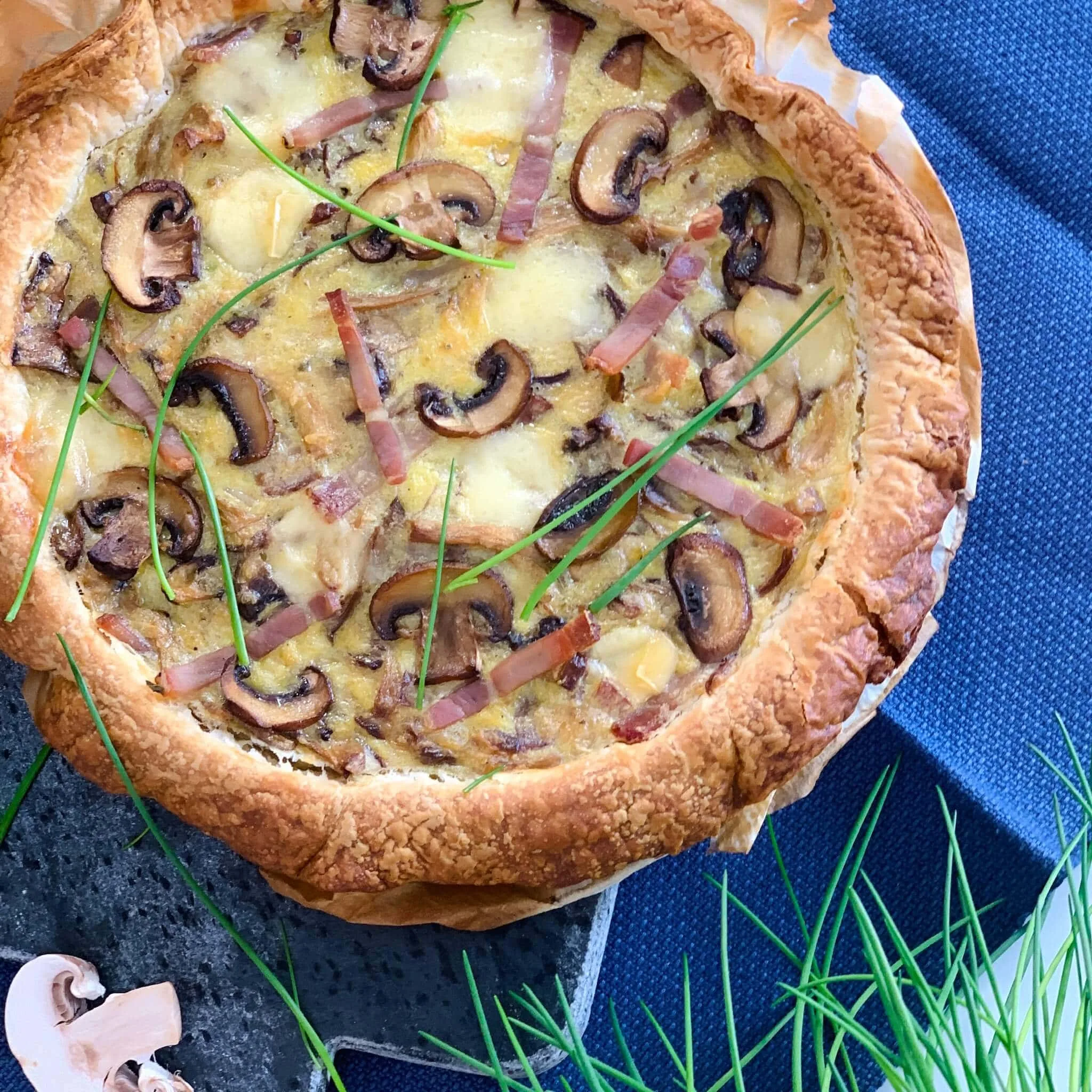 Quiche aux pleurotes, champignons bruns, jambon d’Ardenne et gruyère suisse