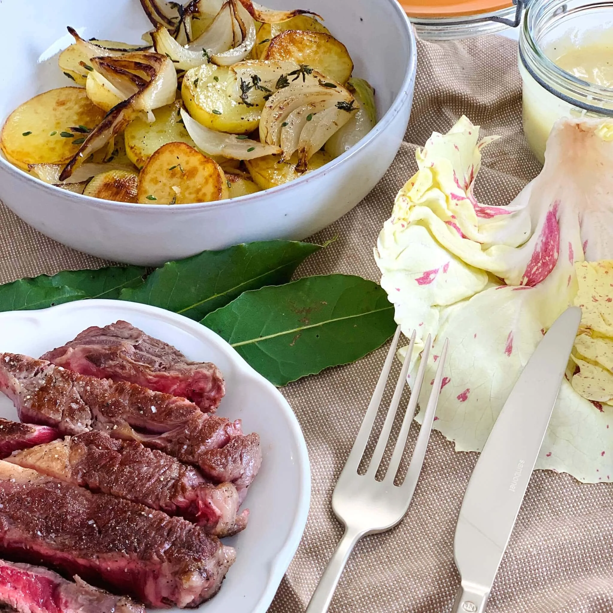 Pommes de terre aux oignons et boeuf grillé