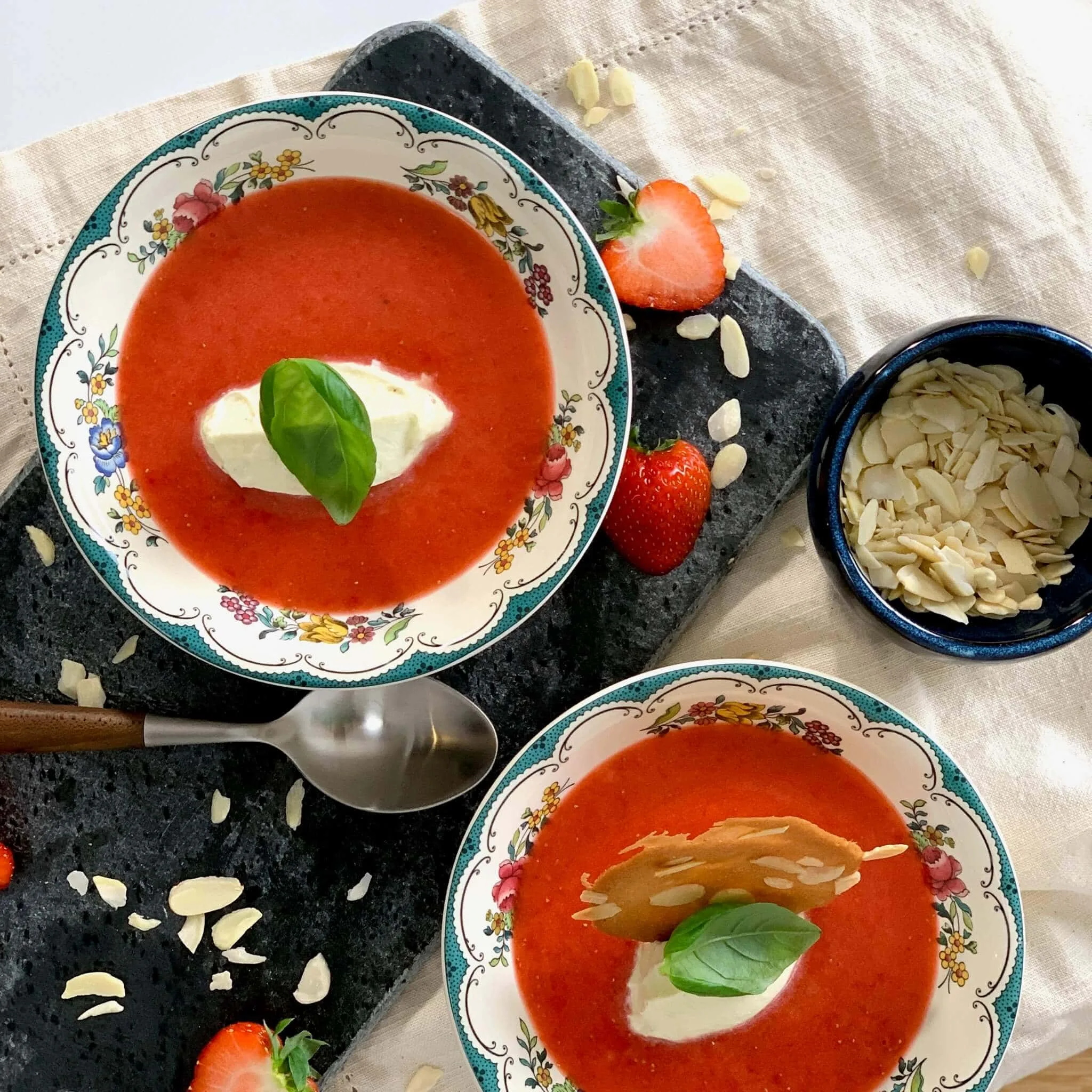 Soupe de fraises, mascarpone et tuile aux amandes