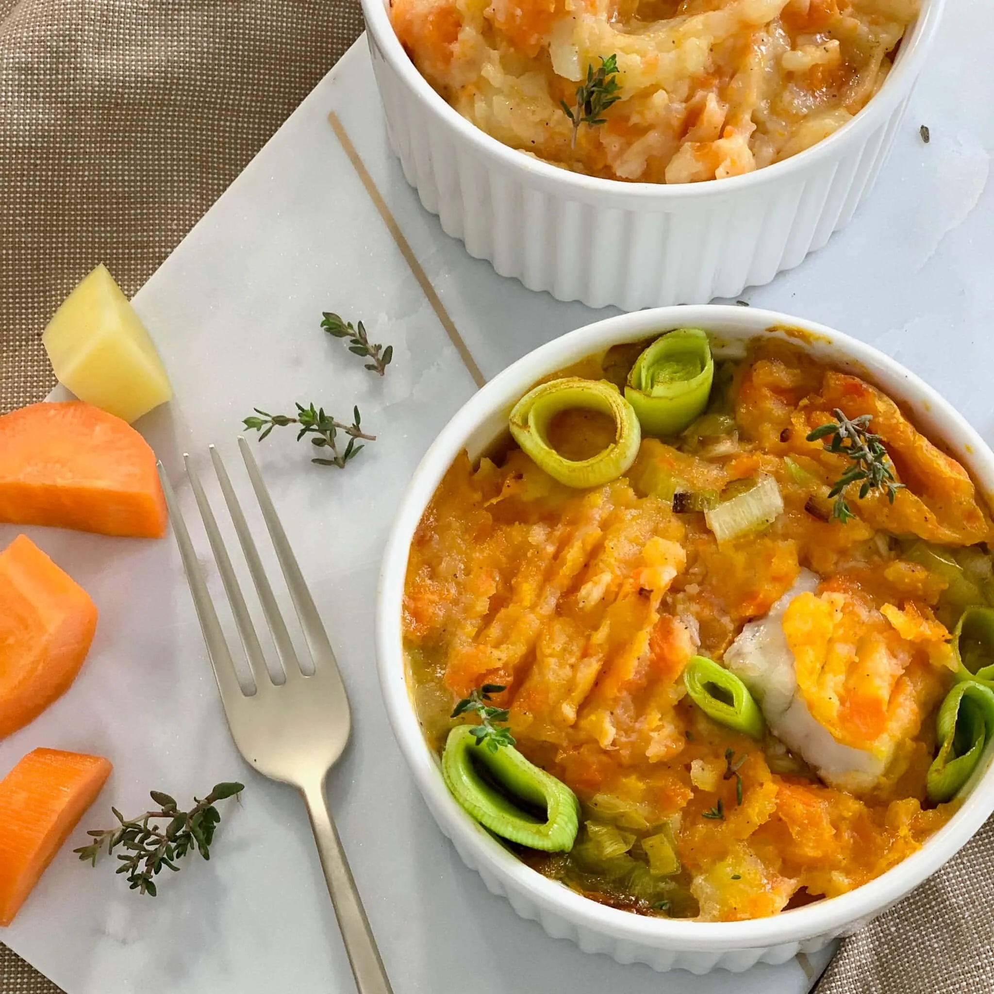 Gratin de bar, purée de carottes & pommes de terre, fondue de poireaux