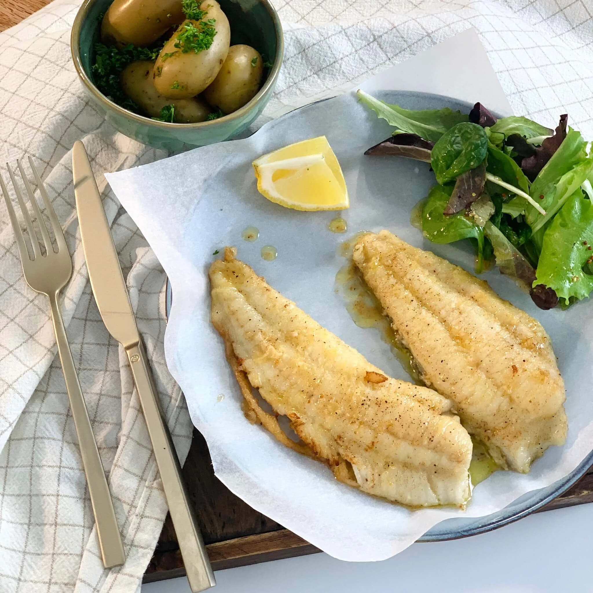 Filets de plie meunière, pommes nature et mesclun citronné