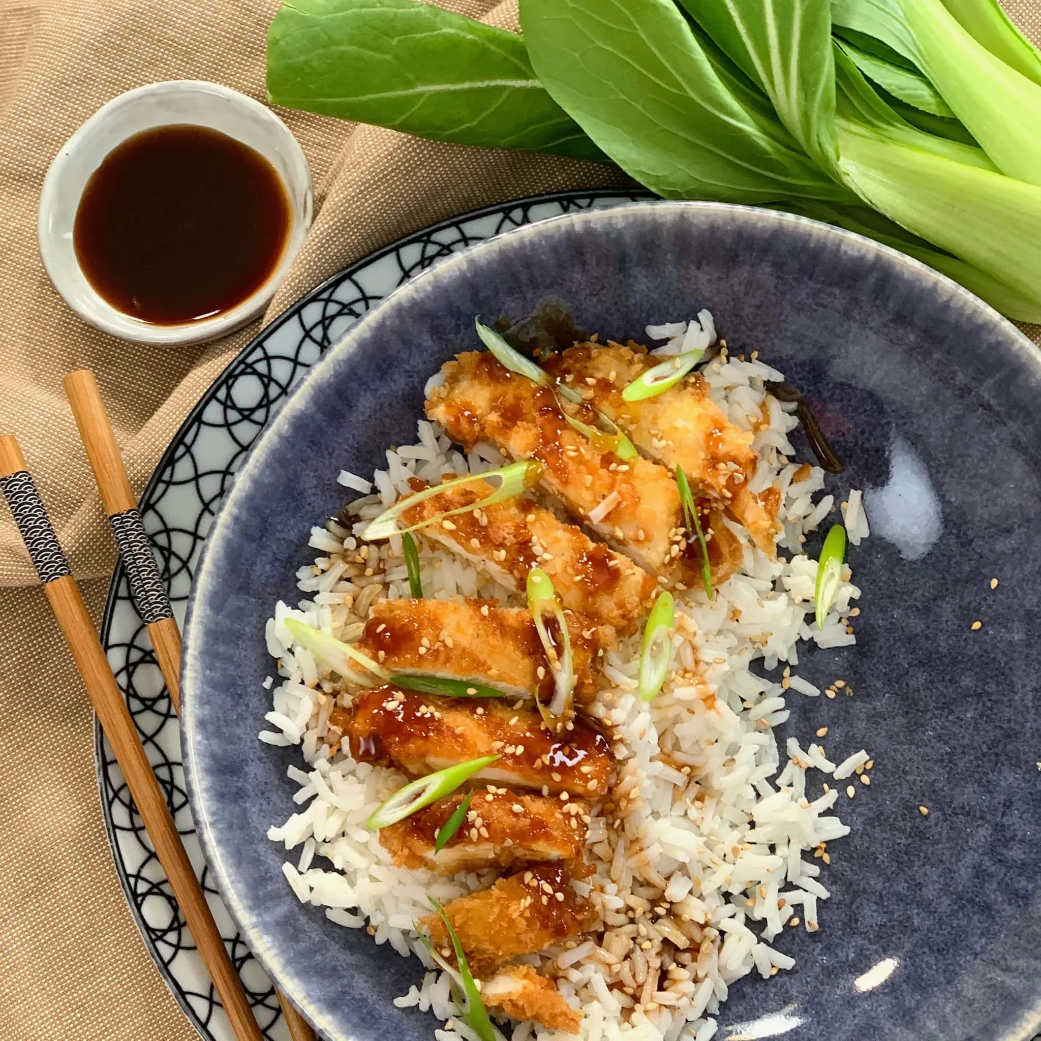 Poulet Katsu, riz blanc et paksoy sauté à l’ail