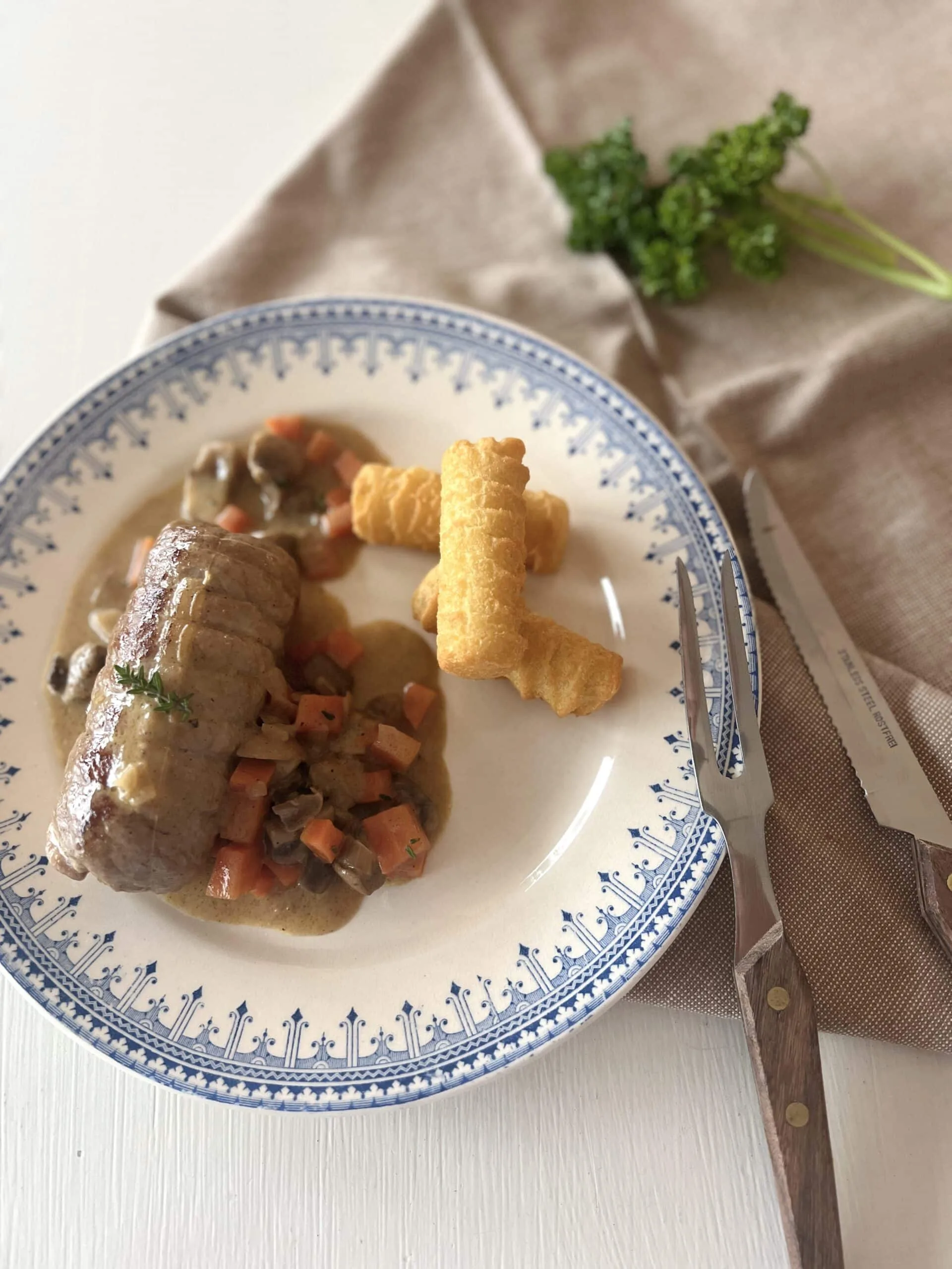 Oiseau sans tête, sauce aux champignons et carottes