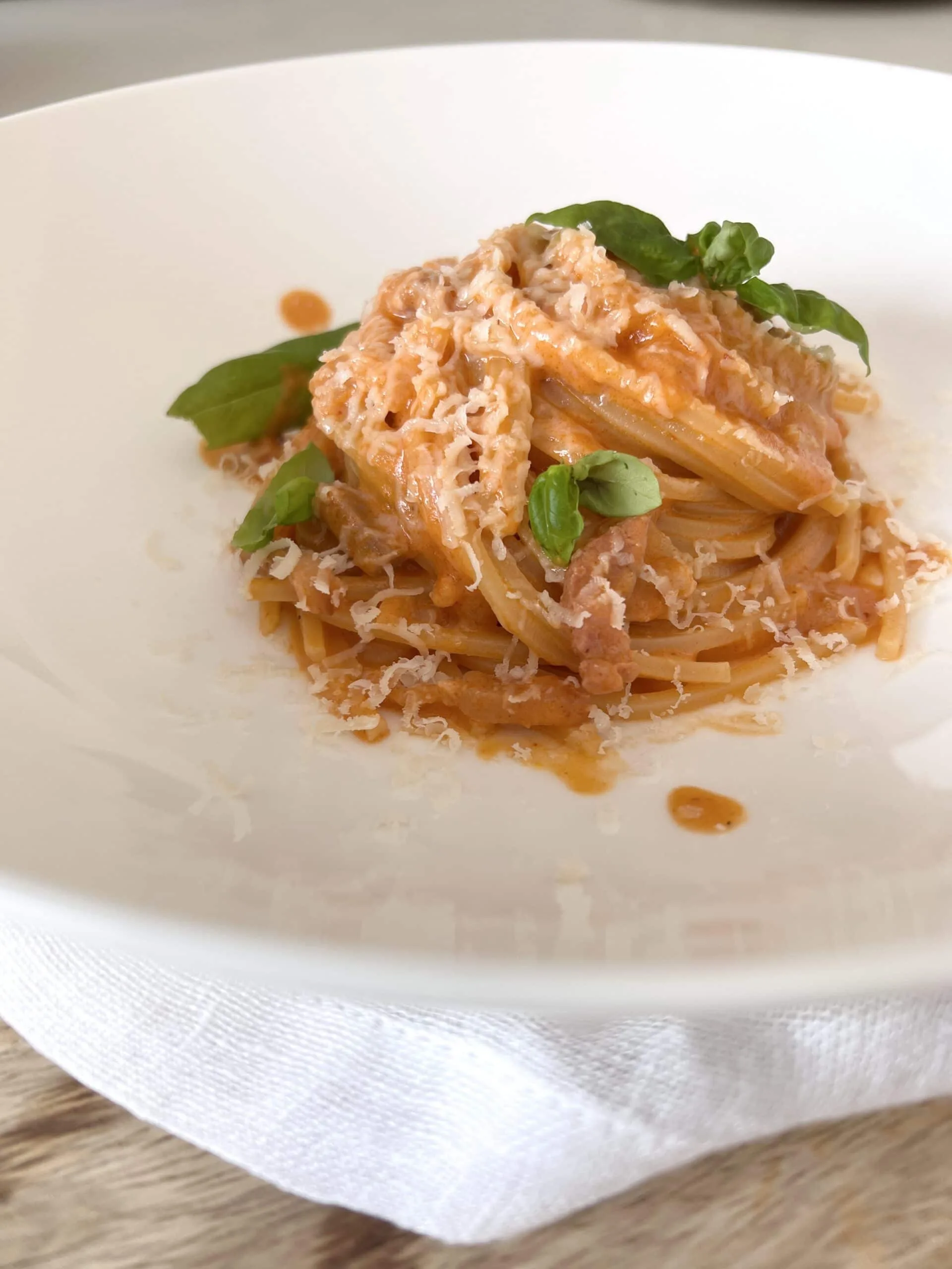 Spaghetti lardons, crème et tomates