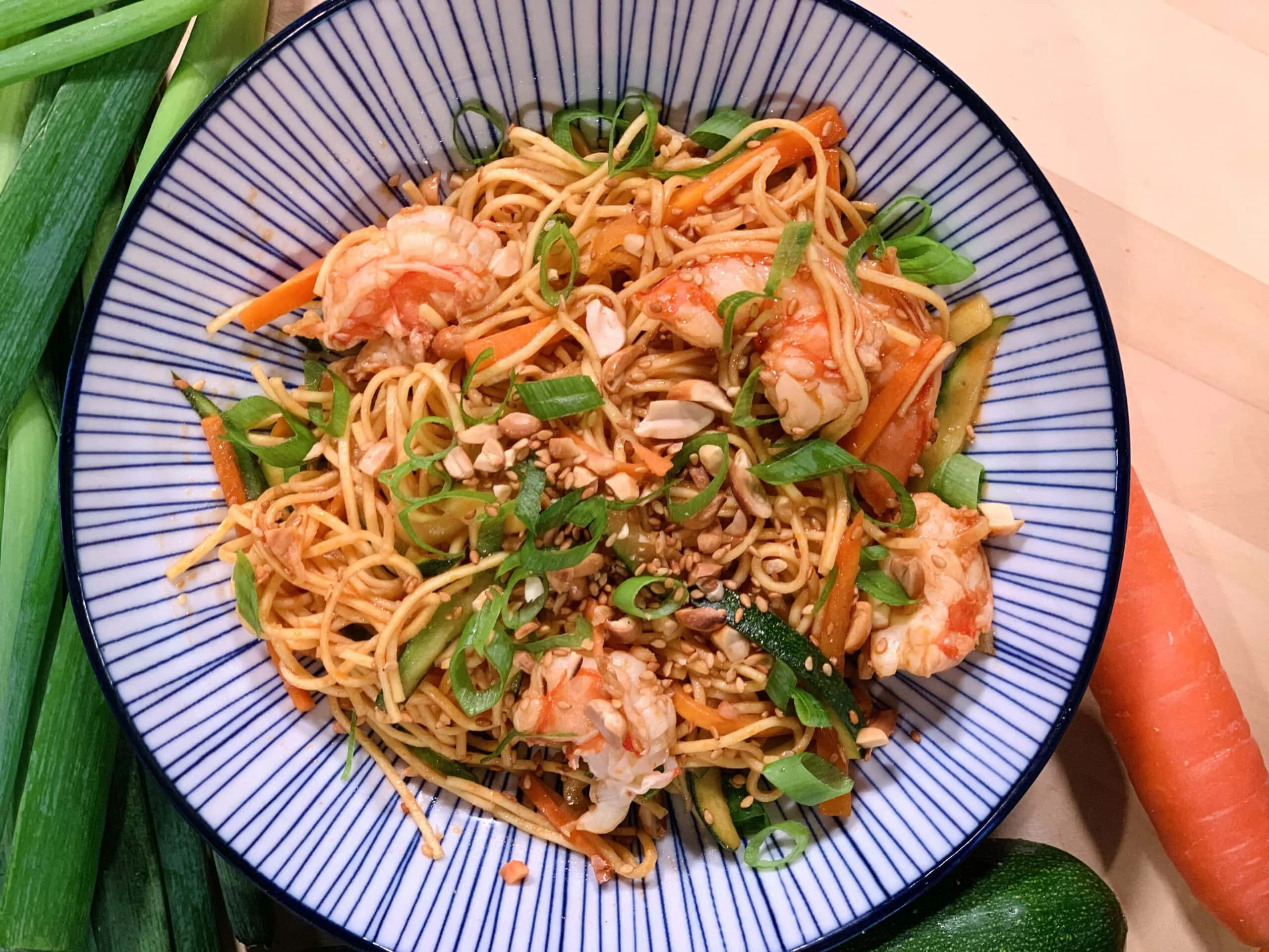 Nouilles sautées aux crevettes et légumes croquants