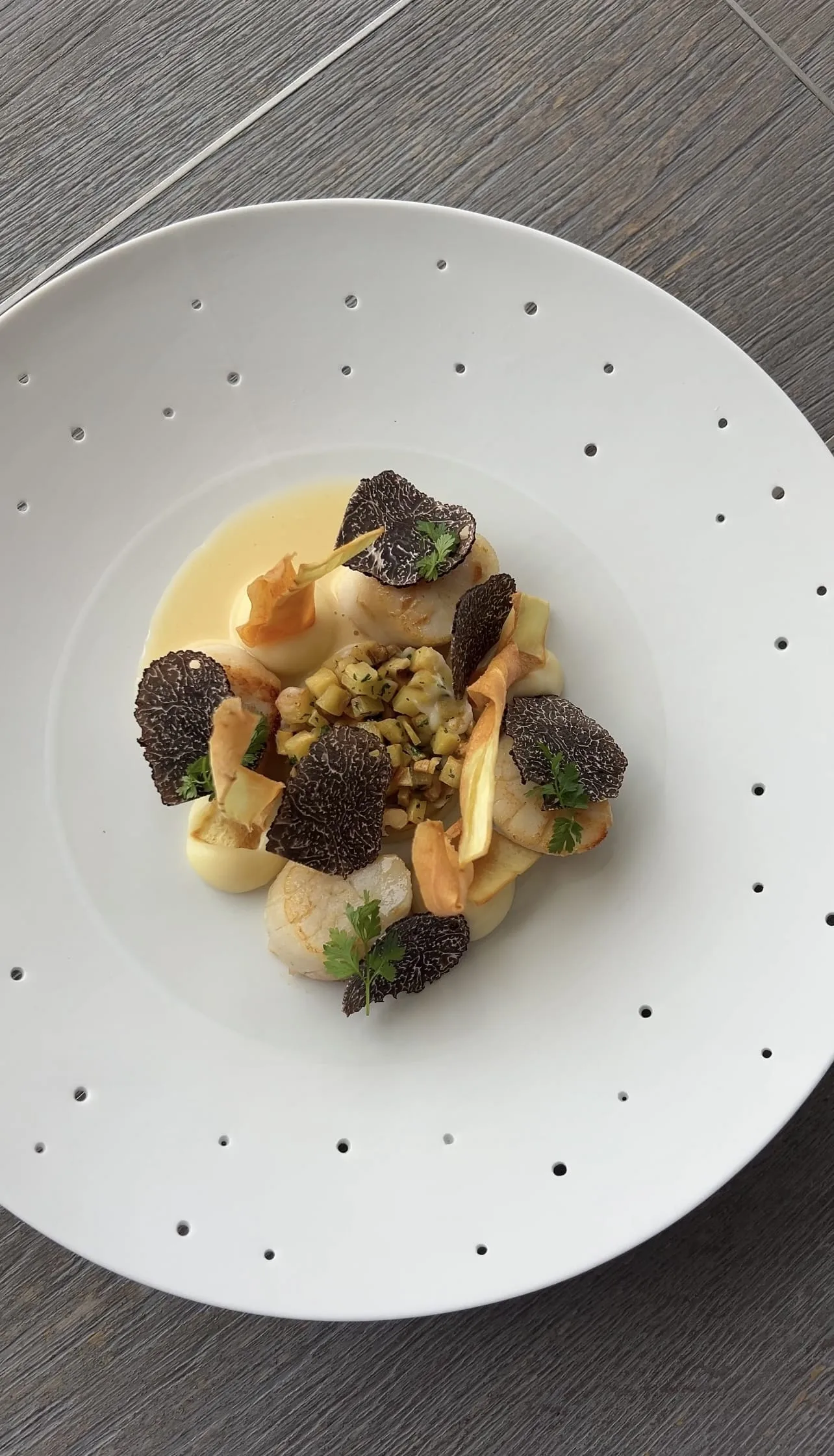 Coquilles Saint-Jacques rôties, panais, noix, cerfeuil, truffe et sauce champagne par Maxime Collard