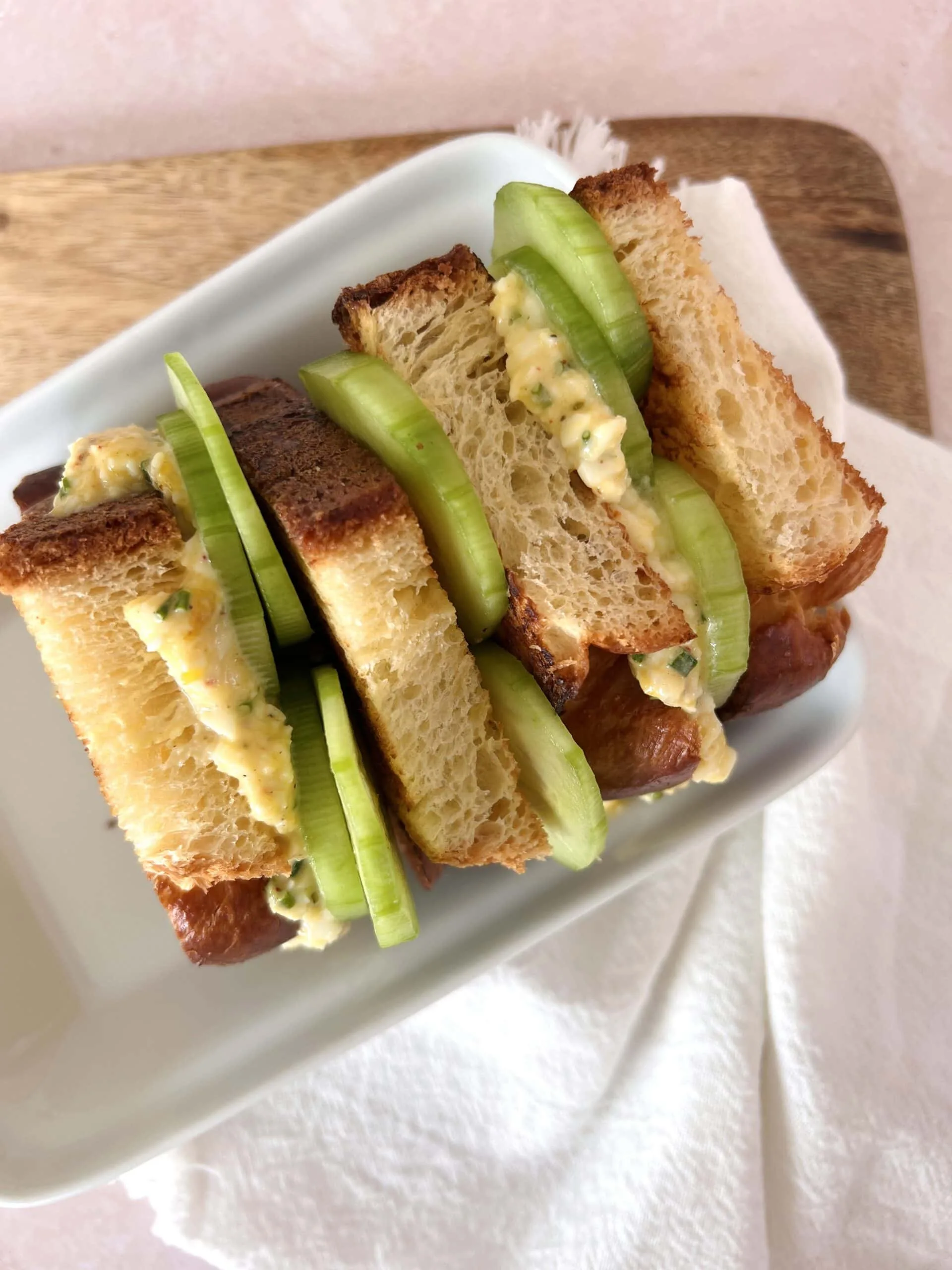 Brioche oeufs mimosa et concombre