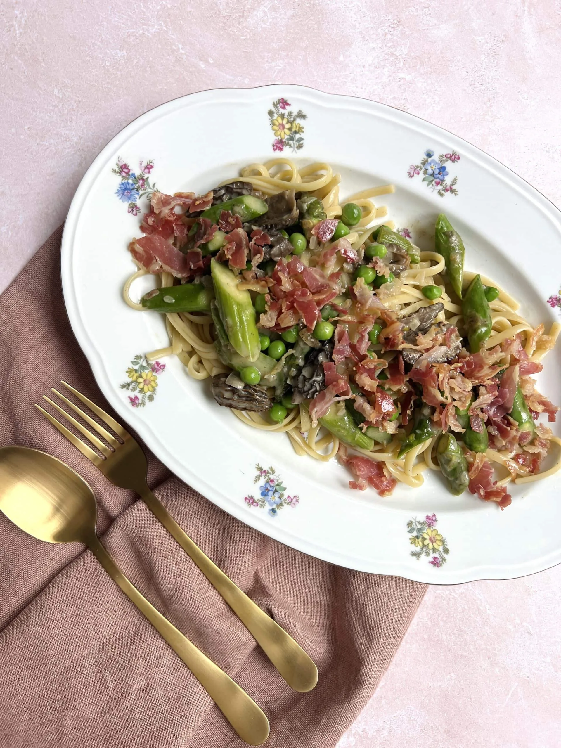 Linguine asperges vertes, morilles et pancetta 