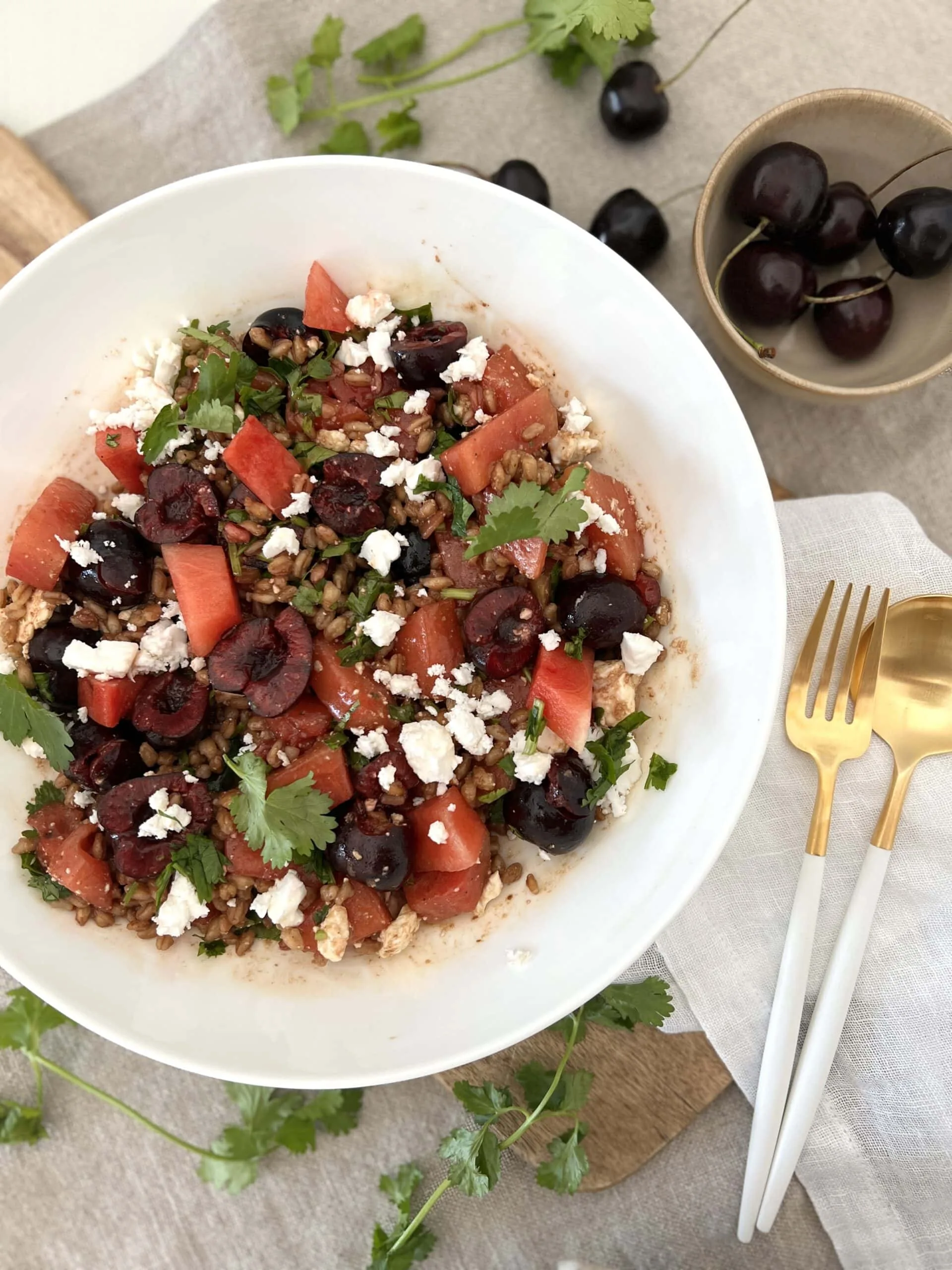 Salade pastèque, cerises, épeautre et feta