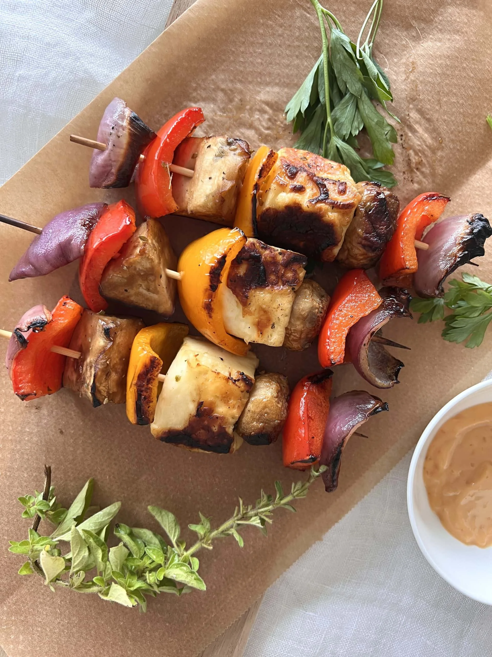 Brochettes d’halloumi et légumes du soleil