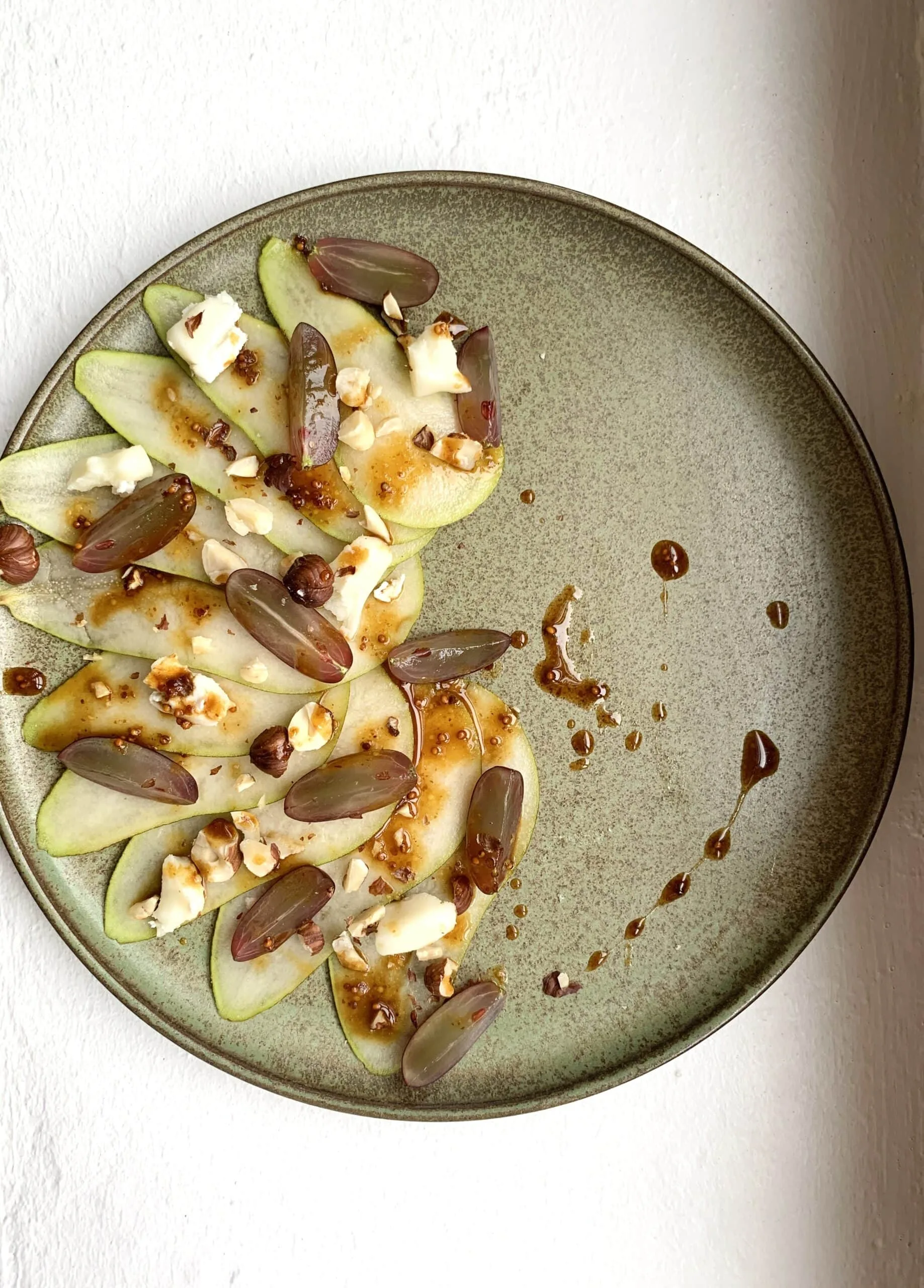 Carpaccio de poires, raisins et chèvre