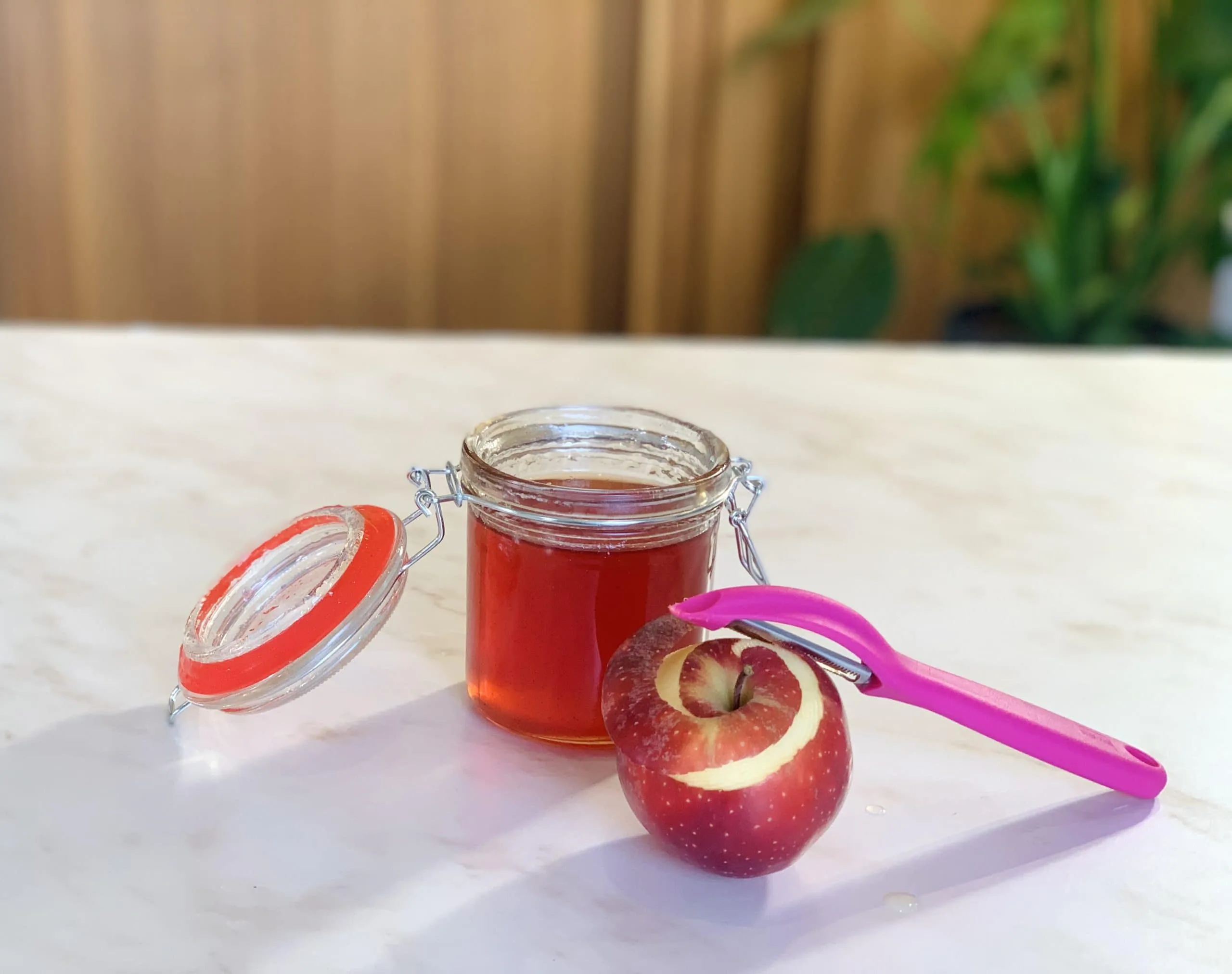 Gelée épicée avec épluchures et trognons de pommes