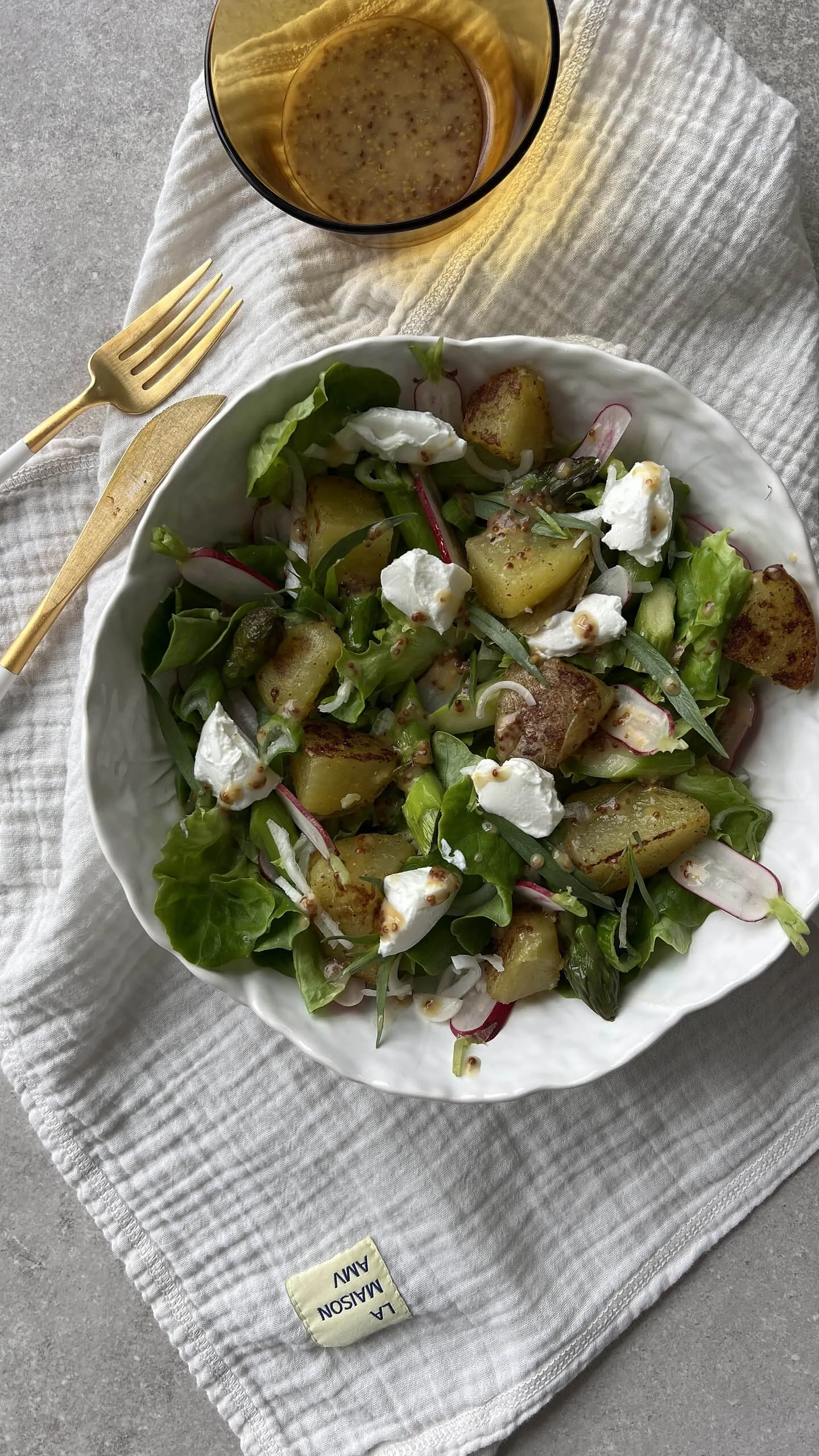 Salade de printemps aux asperges vertes, chèvre et pommes de terre