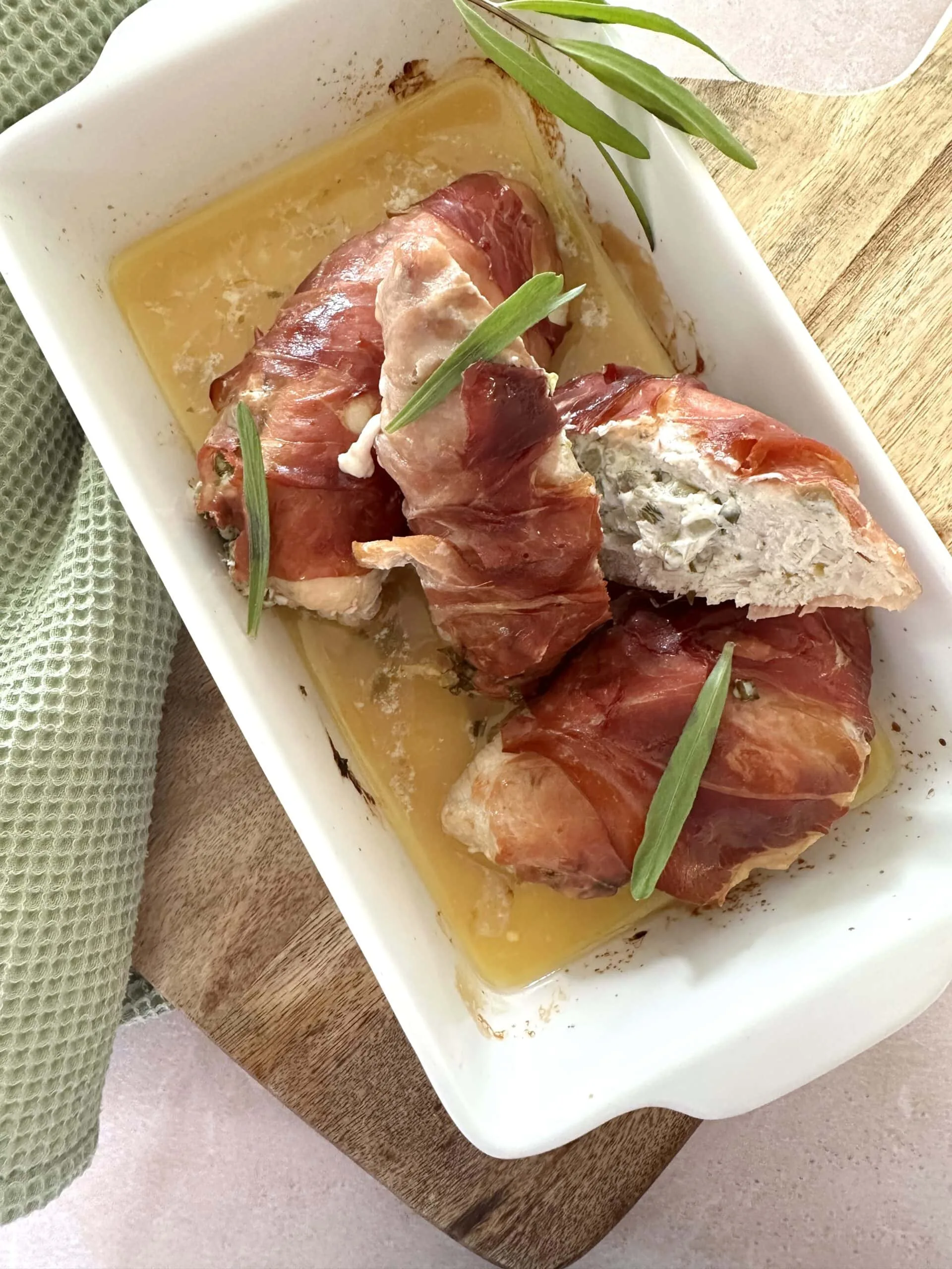 Poulet farci au chèvre, aux olives vertes et estragon