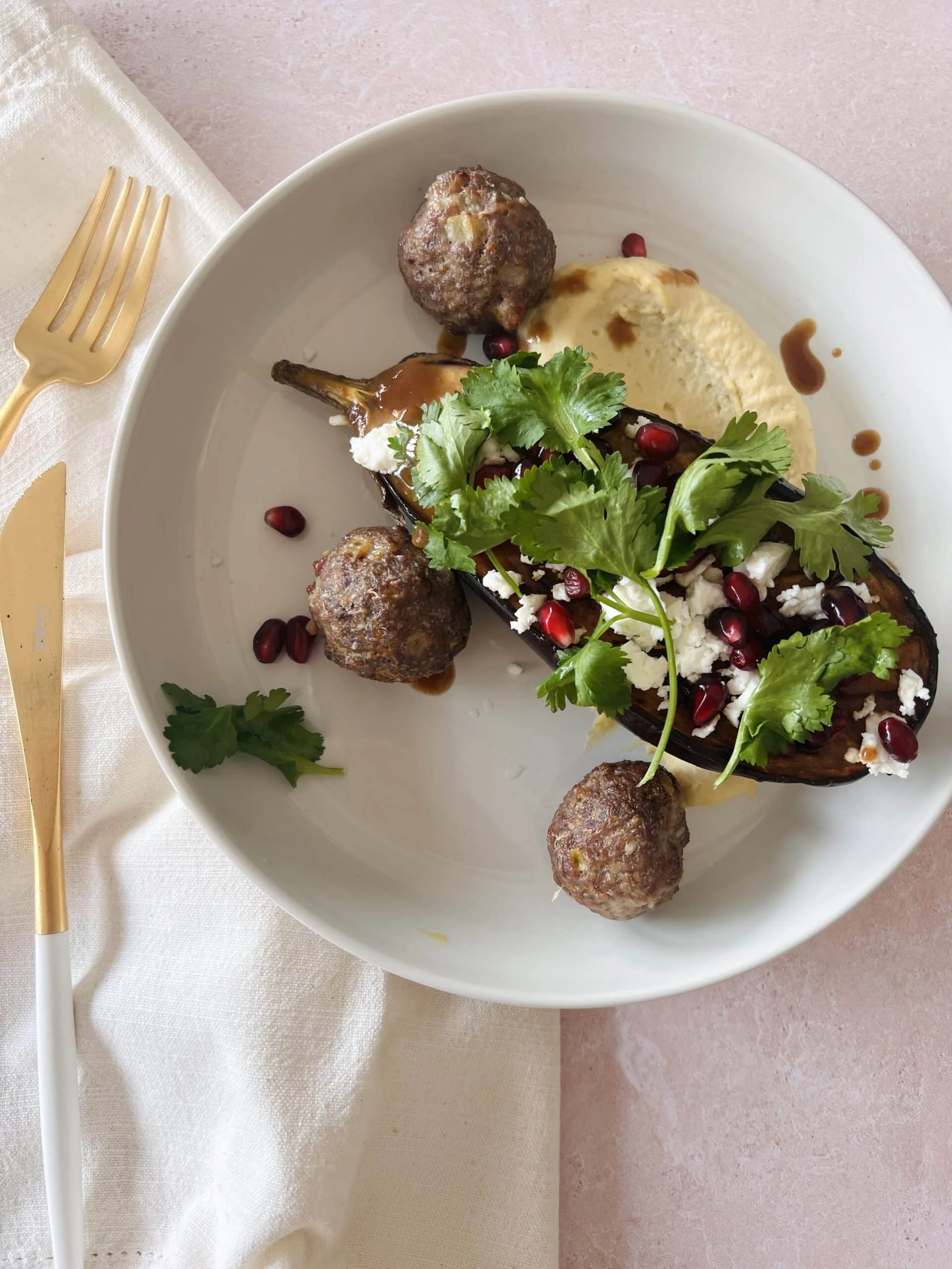 Aubergines rôties au miso, houmous et boulettes de bœuf