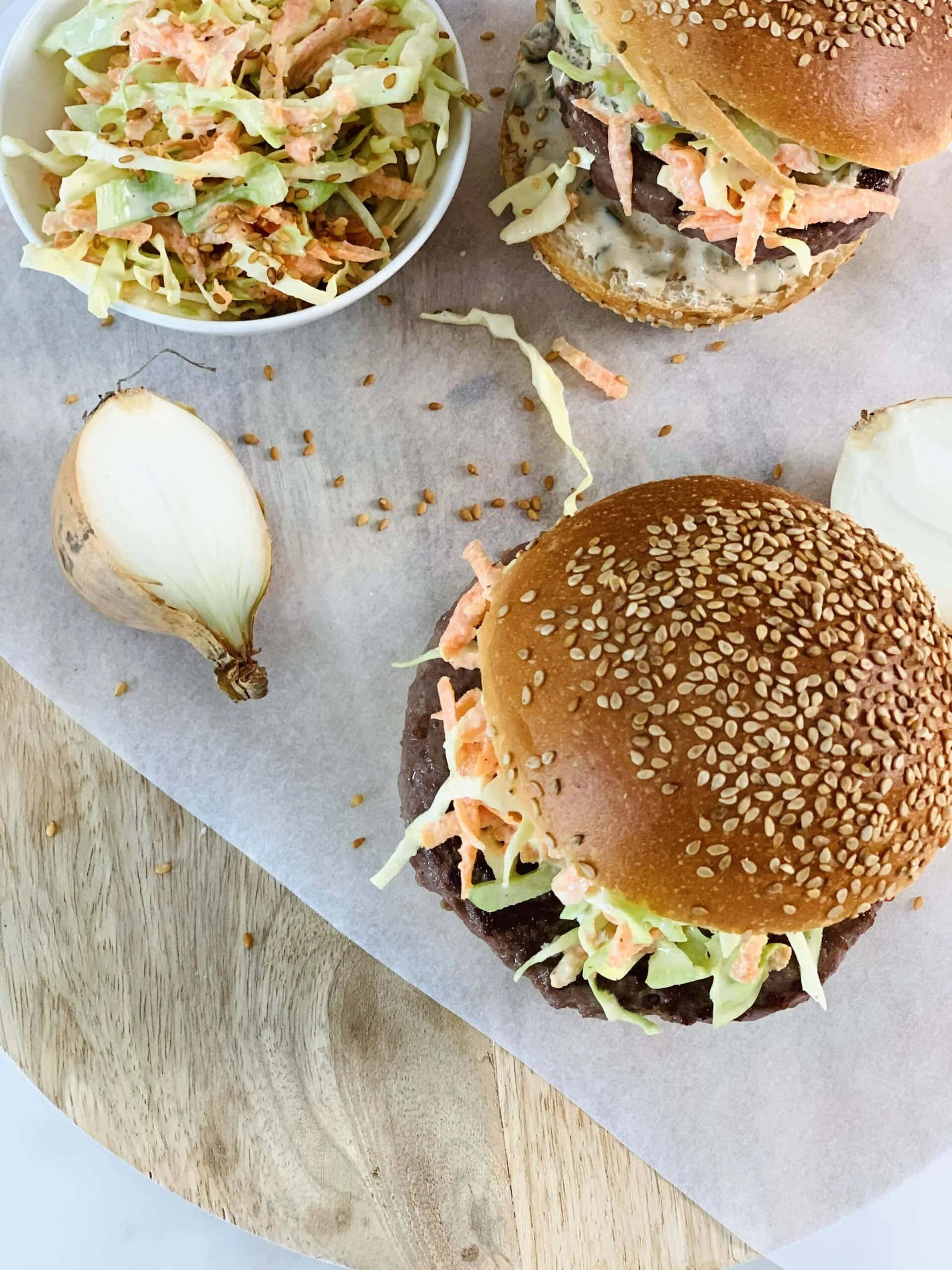 Hamburger maison, coleslaw et sauce baraque à frites
